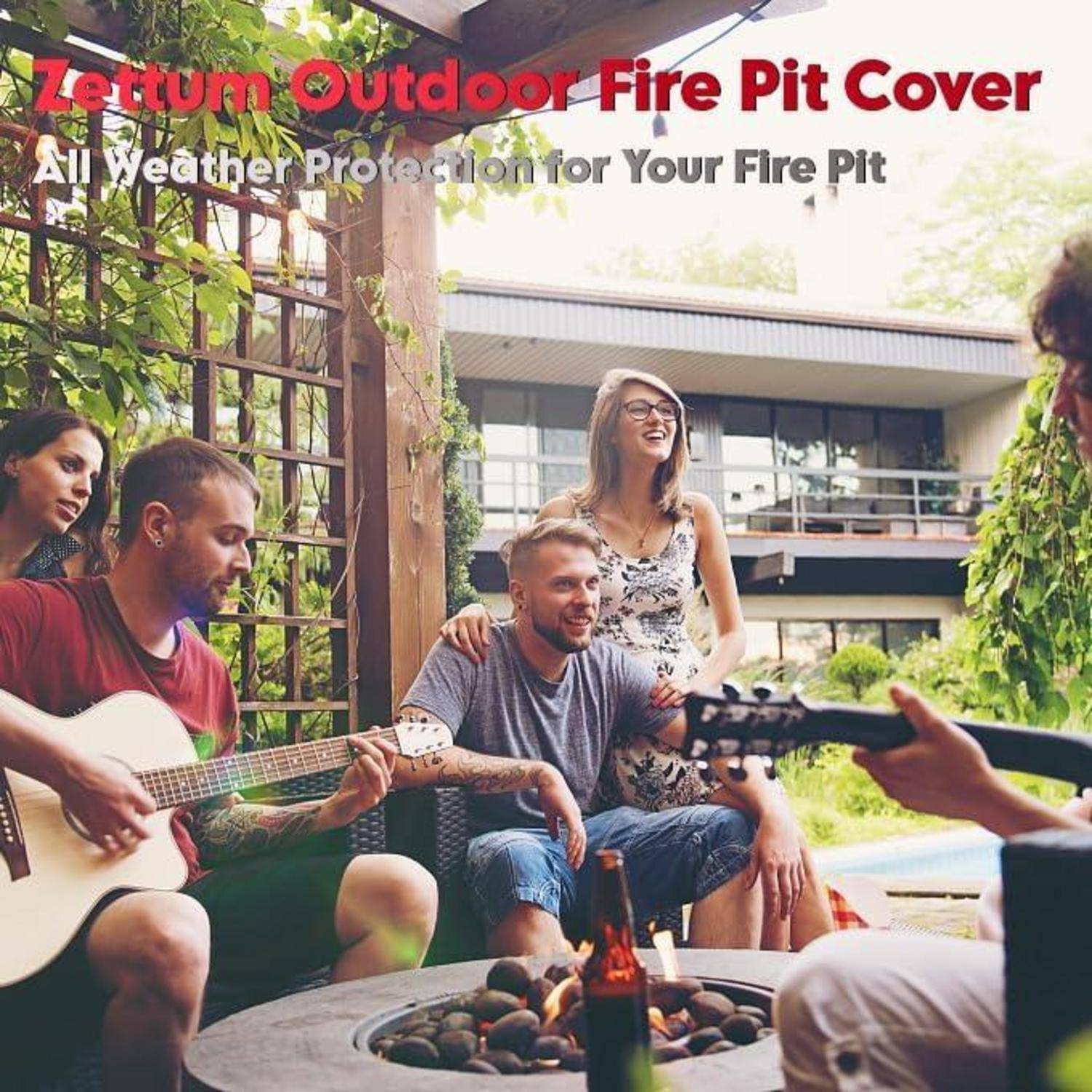 Zettum Outdoor Feuerstellen-Abdeckung: Wetterschutz für Ihre Feuerstelle. Gruppe von Freunden, die draußen Gitarrenmusik bei einer Feuerstelle genießen.