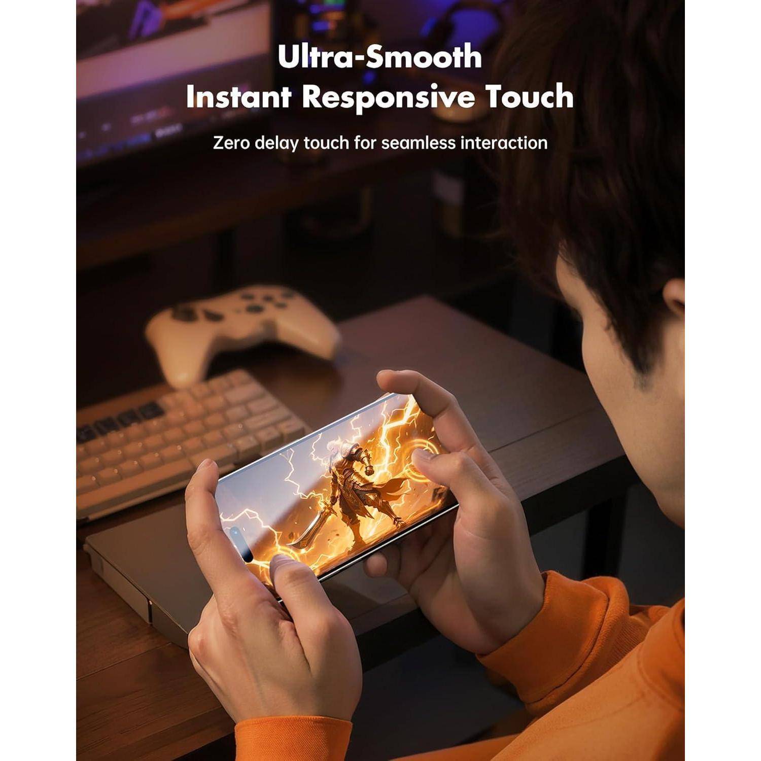 Eine Person in einem orangefarbenen Shirt interagiert mit einem Smartphone, das ein Spiel zeigt und dabei ‚Ultra-Glatte Sofortige Reaktive Berührung' hervorhebt.