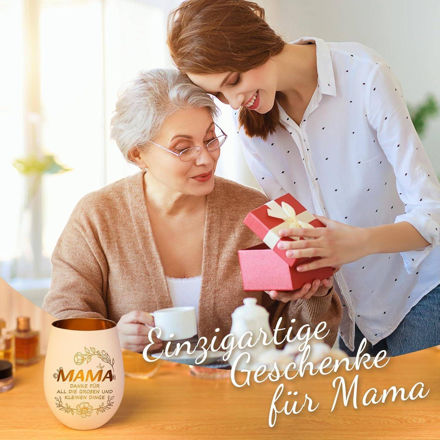 Zwei Frauen genießen einen Moment zusammen; eine überreicht der anderen ein Geschenk. Text lautet: 'Einzigartige Geschenke für Mama