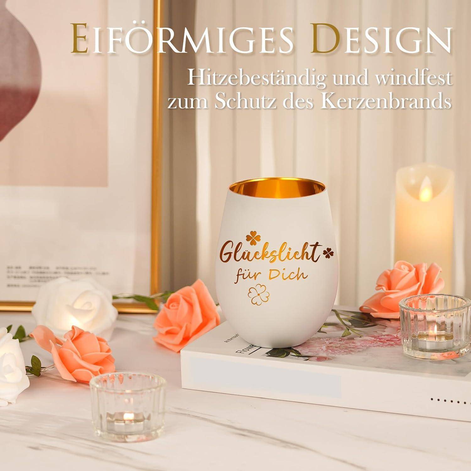 Eine kerzenthematische Anordnung mit der Aufschrift 'Glücks Licht' auf einem eiförmigen Halter, umgeben von Rosen, anderen Kerzen und Text über Hitzebeständigkeit.