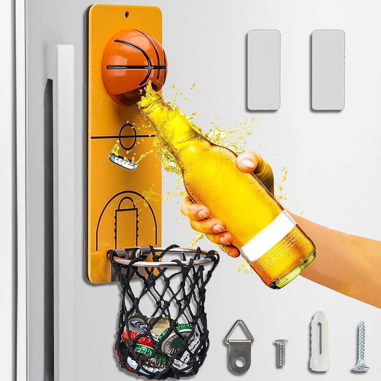 Eine Hand zielt darauf ab, einen Kronkorken in einen kleinen Basketball-Korb zu werfen, der an einer Wand befestigt ist und einem Spiel mit Wandbefestigungsteilen ähnelt.