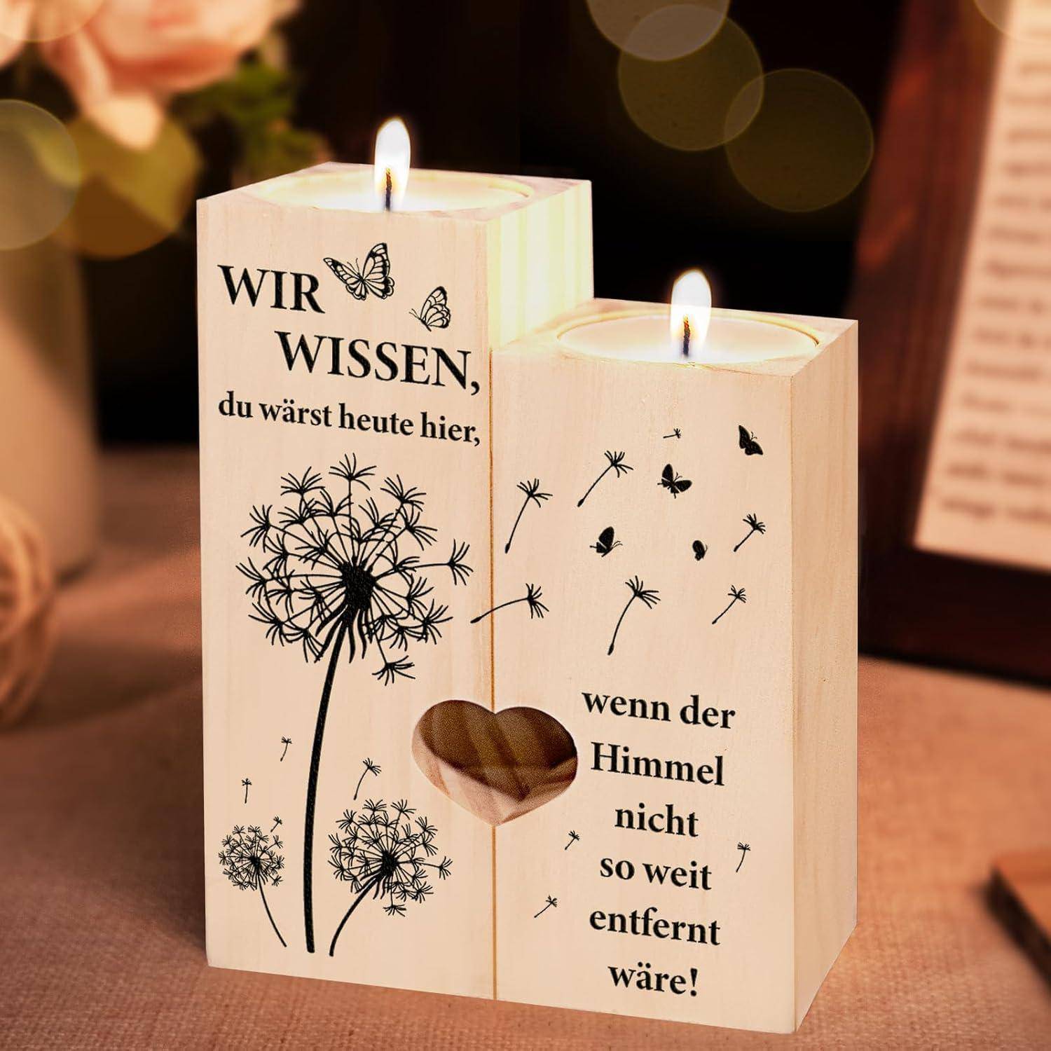 Zwei Holzkerzenhalter mit Herz-Aussparung, verziert mit Löwenzahnblumen und dem Text 'Wir wissen, du wärst heute hier, wenn der Himmel nicht so weit entfernt wäre!