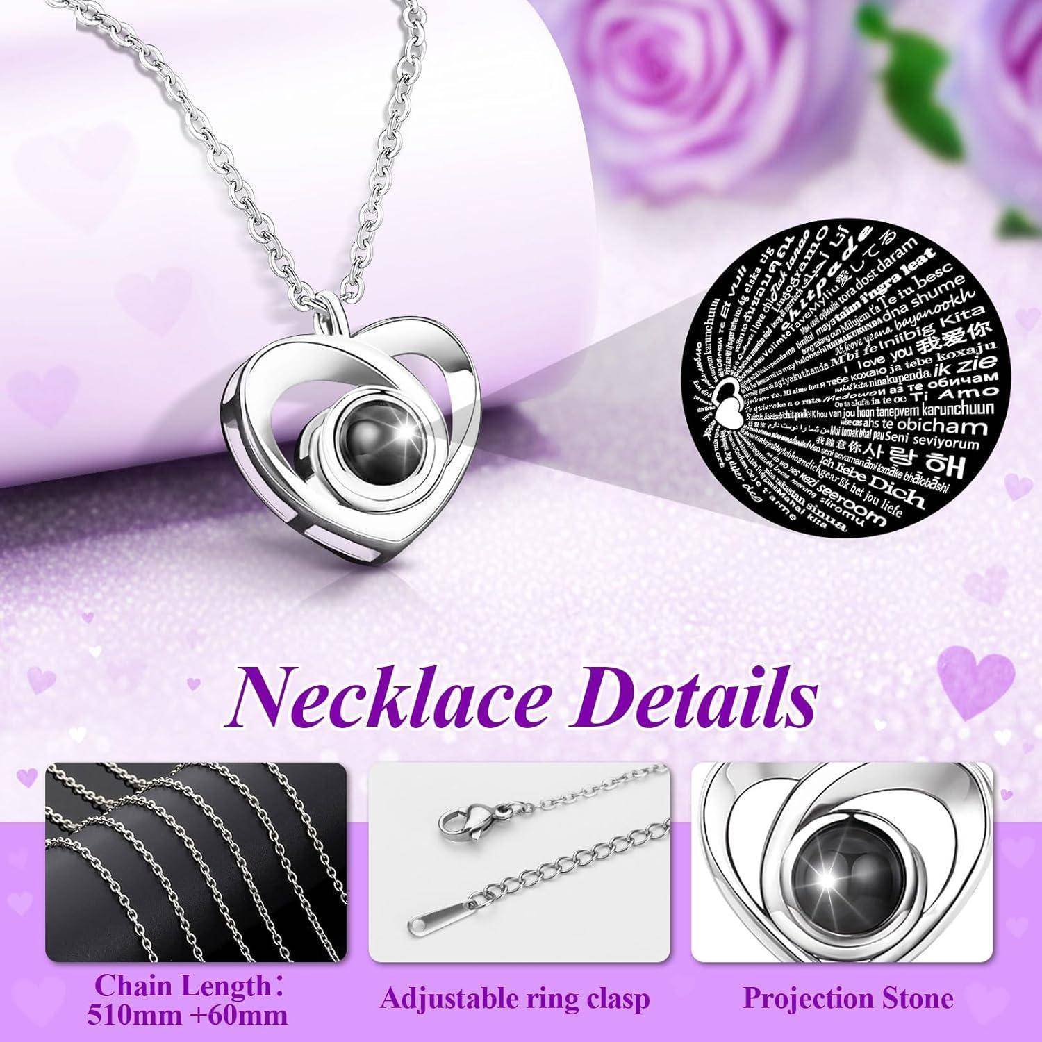 Eine silberne, herzförmige Halskette mit einem zentralen schwarzen Stein, die eine Projektionsfunktion aufweist. Details umfassen Kettenlänge, Verschluss und Anweisungen zum Projektionsstein.