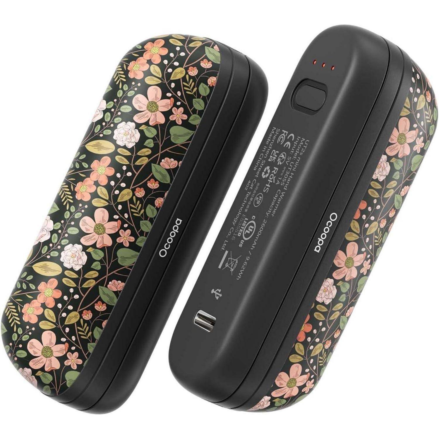 Ein florale gemusterter, tragbarer Powerbank, der Vorder- und Rückansichten zeigt und dabei sein Design und den USB-Ladeanschluss hervorhebt.