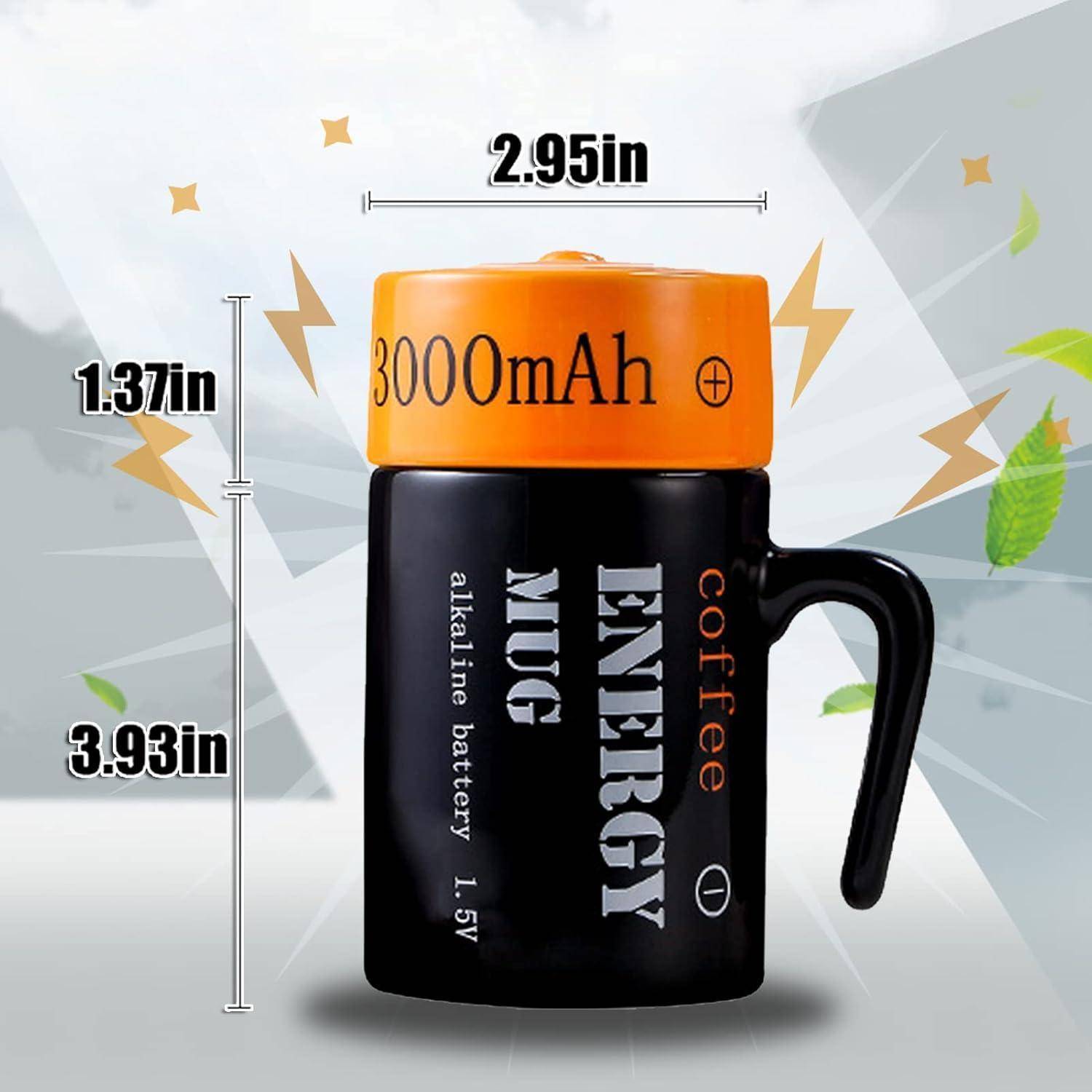 Eine Kaffeetasse, die einer Batterie nachempfunden ist, mit der Aufschrift „ENERGY MUG