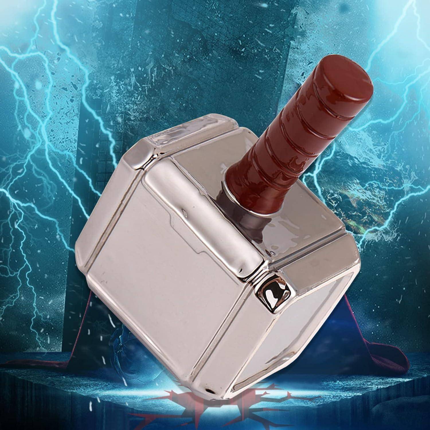 Ein silberner Hammer mit braunem Griff, ähnlich Thors Mjölnir, ist von einem stürmischen blauen Hintergrund mit Blitzen umgeben.