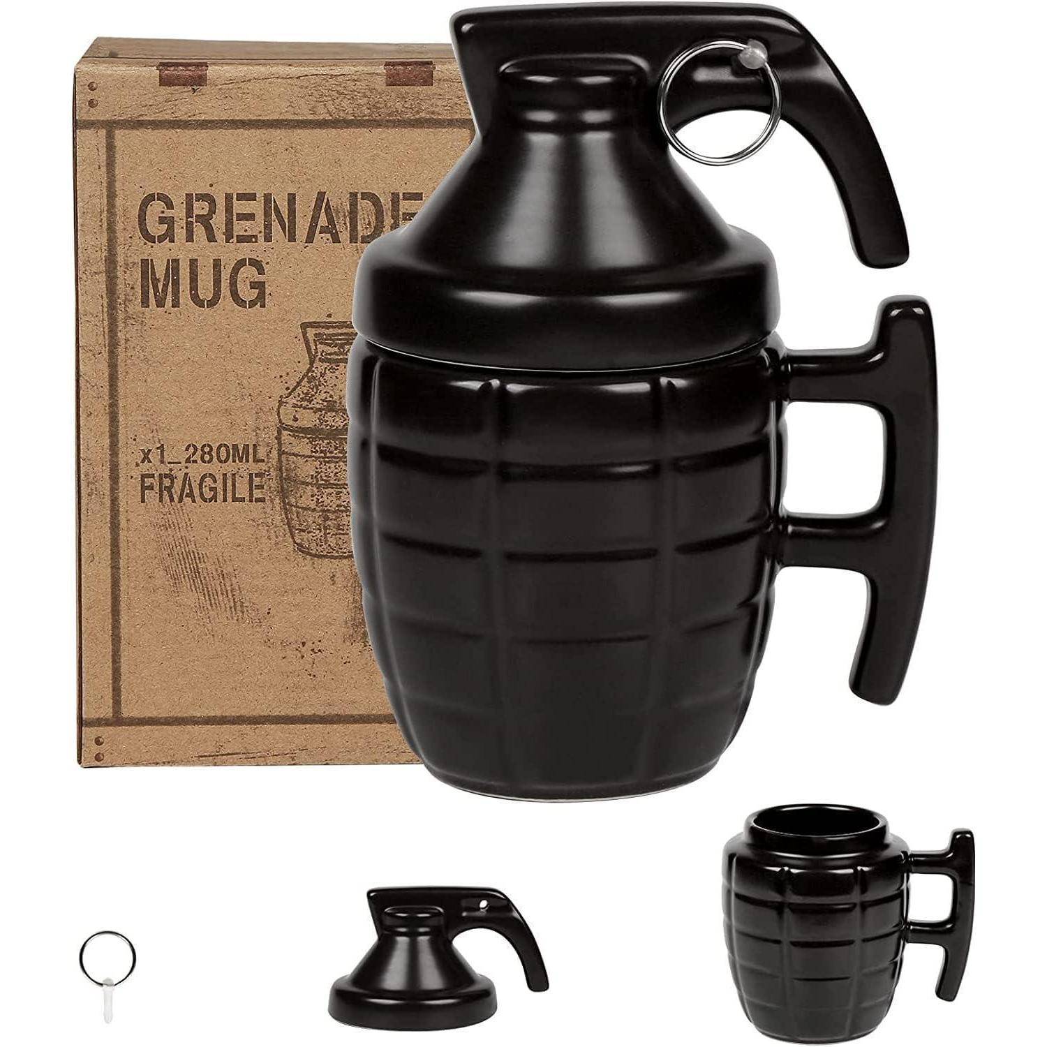 Handgranaten-Becher mit Henkel, ähnelt einer Handgranate, inklusive Deckel. Verpackung im Hintergrund zeigt die Beschriftung 'Grenade Mug'.