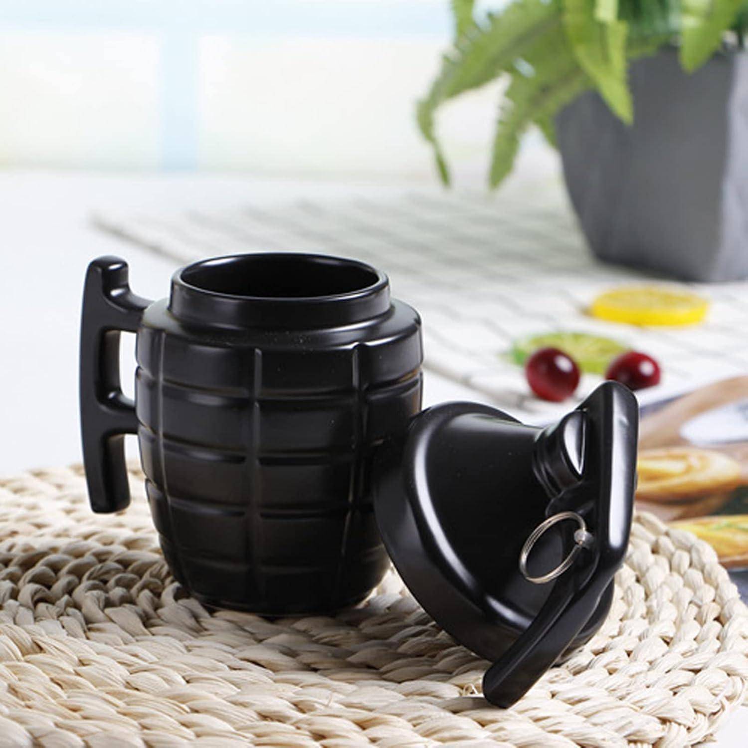 Schwarze granatapfelförmige Tasse mit abgenommenem Deckel auf einer geflochtenen Matte, Kirschen in der Nähe, Topfpflanze im Hintergrund.