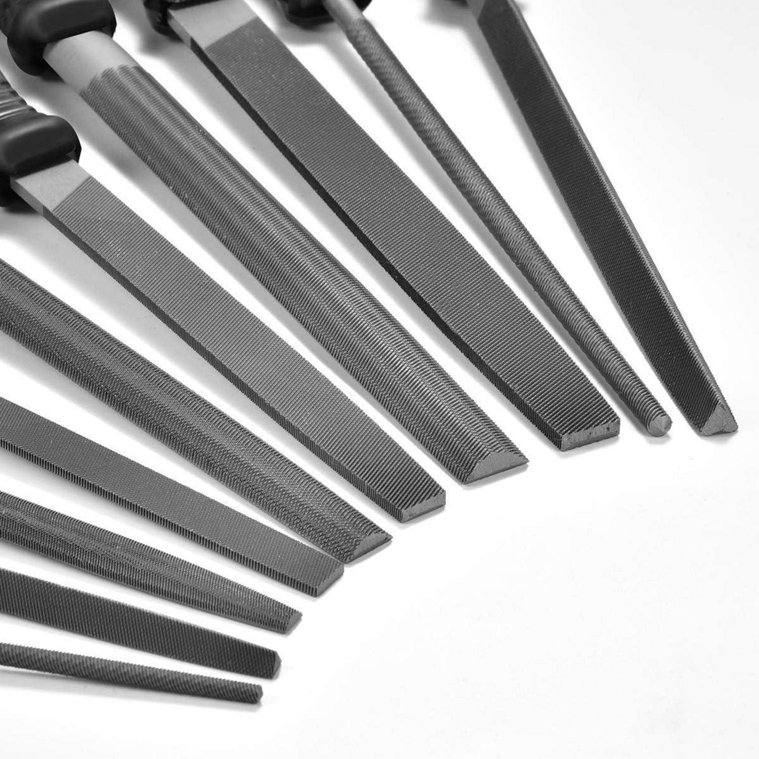 „Eine Anordnung verschiedener Metallfeilen auf weißem Hintergrund, die unterschiedliche Formen und Größen für präzise Metallbearbeitung zeigt.