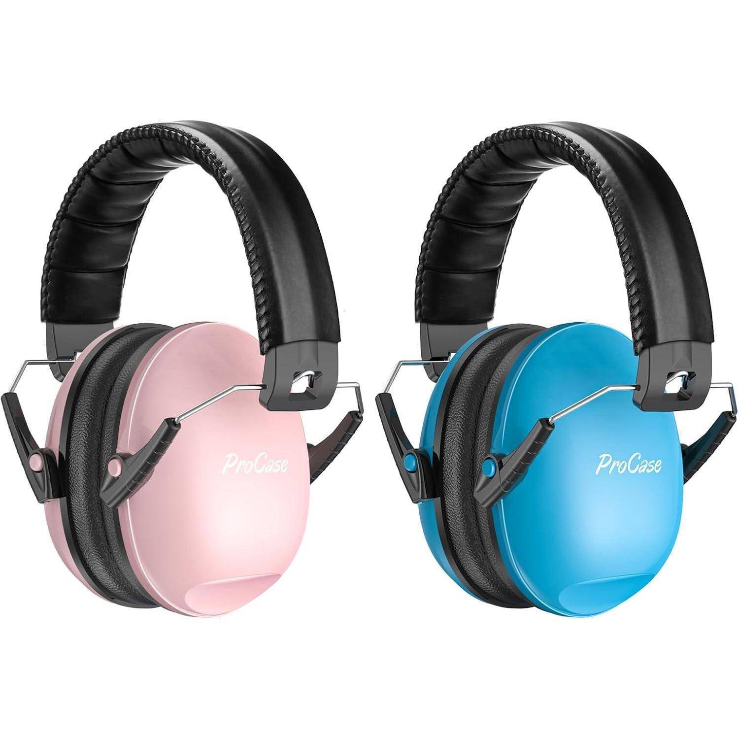 Zwei Sätze gepolsterter Over-Ear-Kopfhörer mit schwarzen Kopfbügeln; ein Paar ist rosa, das andere blau. Beide haben die Marke 'ProCase' an den Seiten.