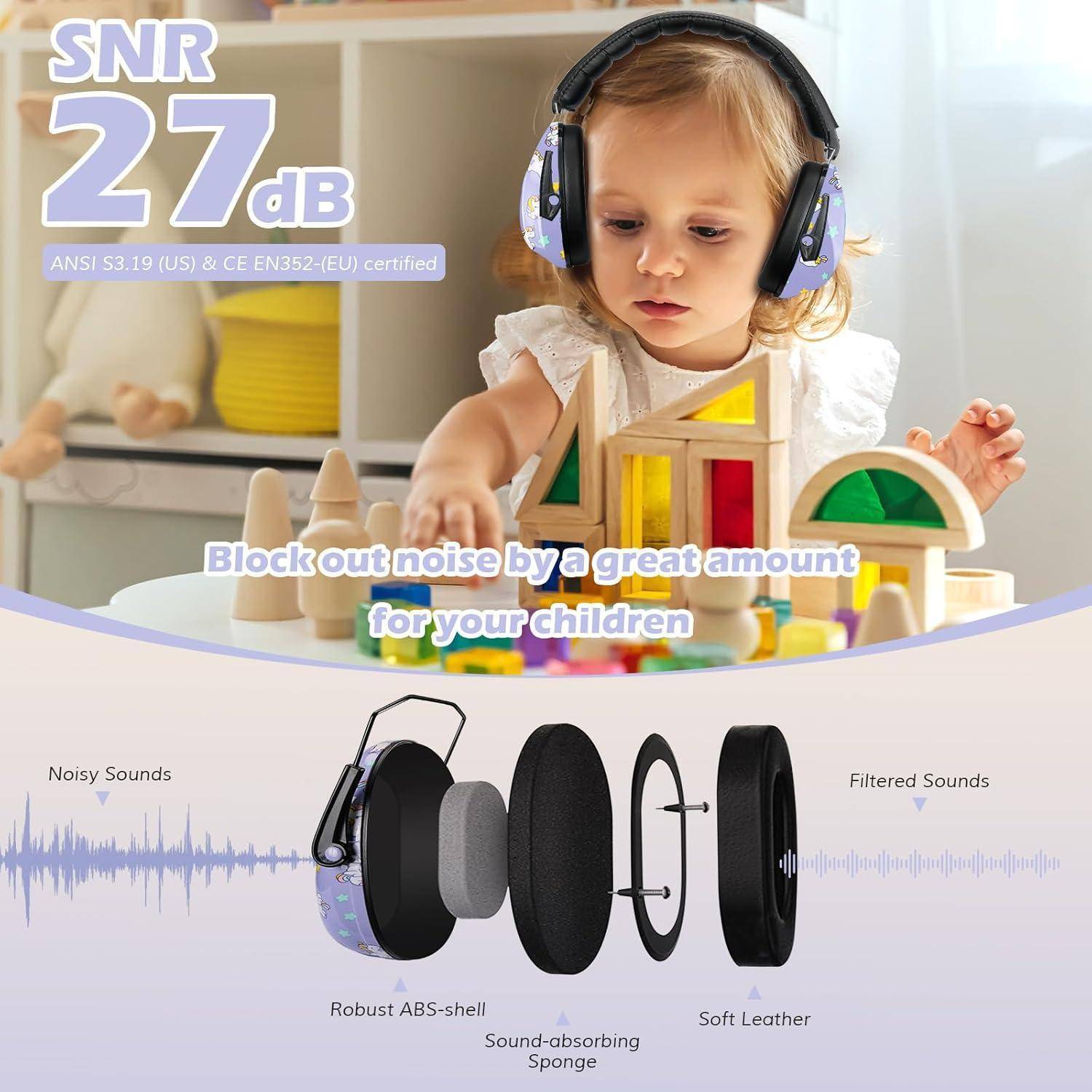 Ein junges Mädchen mit Noise-Canceling-Kopfhörern spielt mit bunten Bauklötzen. Der Text lautet: „Blockieren Sie Geräusche in großem Umfang für Ihre Kinder.