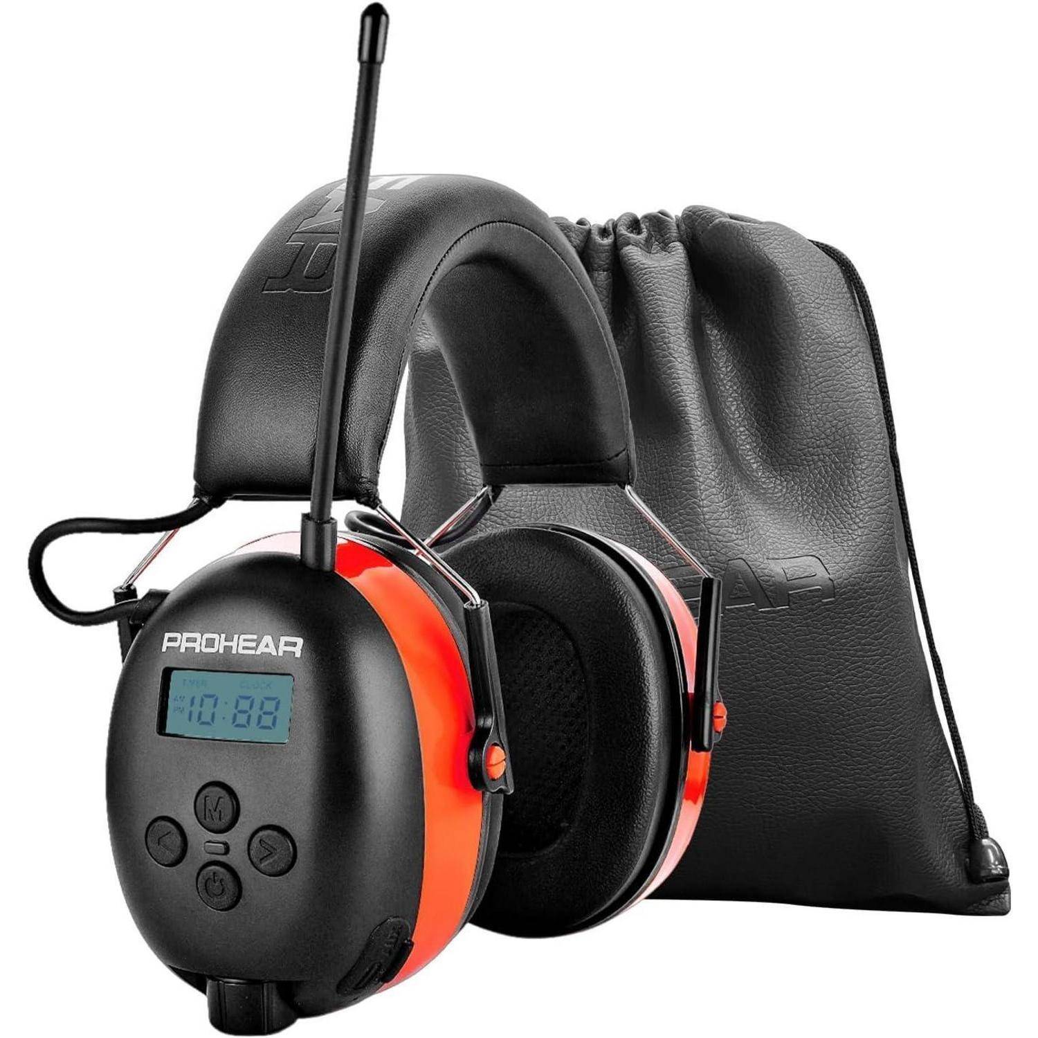 Schwarze und orangefarbene kabellose Kopfhörer mit einer Antenne und einem digitalen Display, das 10:88 zeigt, zusammen mit einer schwarzen Tragetasche.