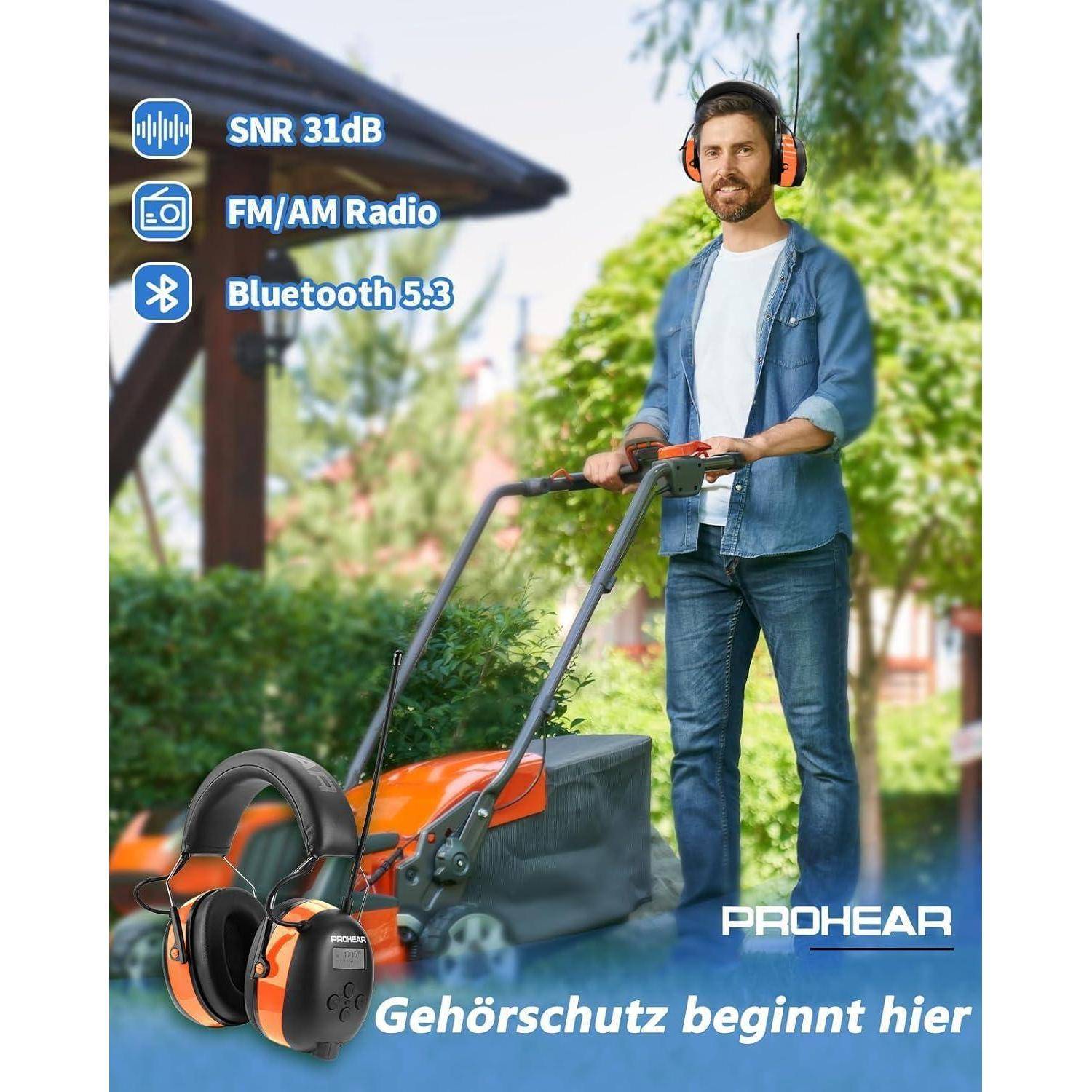Mann, der einen Rasenmäher bedient und Gehörschützer trägt, auf denen 'SNR 31dB, FM/AM Radio, Bluetooth 5.3' steht. Bildunterschrift lautet: 'Gehörschutz beginnt hier'.