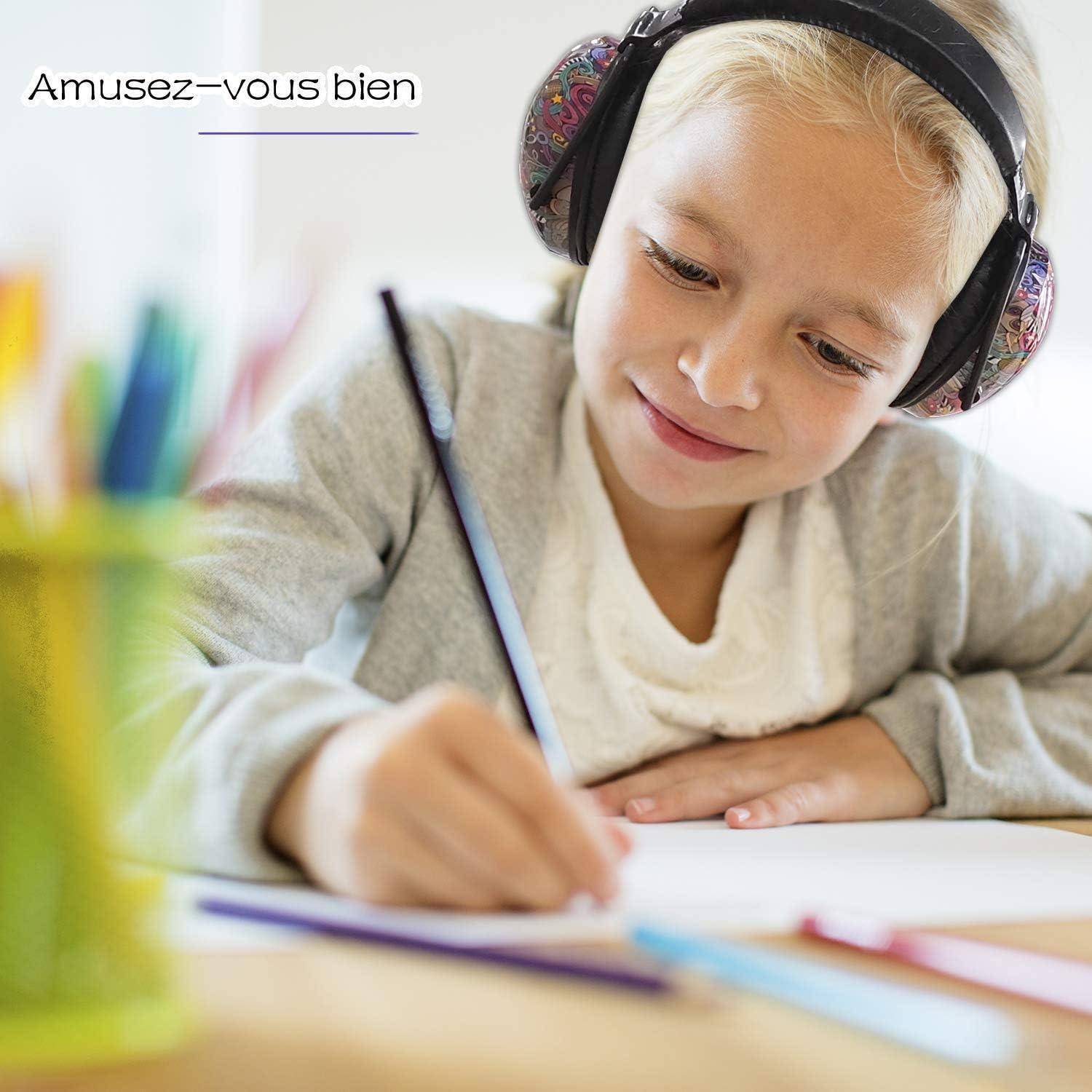Ein Kind mit Kopfhörern, lächelnd und mit bunten Farbstiften zeichnend. Der Text 'Amusez-vous bien' ist in der oberen linken Ecke sichtbar.