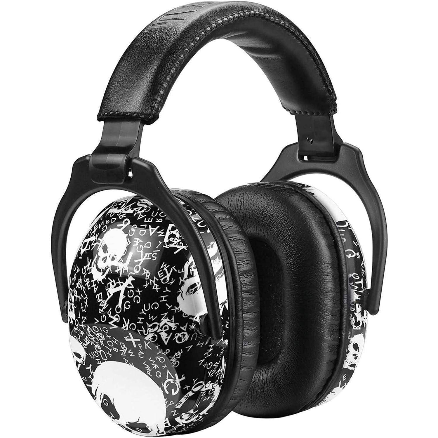 Schwarze Noise-Cancelling-Kopfhörer mit einem Schädelmuster auf den Ohrmuscheln, entwickelt zum Schallschutz und mit verstellbarem Kopfbügel.