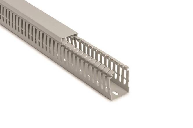 Ein grauer Kabelkanal aus Kunststoff mit parallelen Schlitzen zur Organisation und zum Schutz von Kabeln, vor einem neutralen Hintergrund dargestellt.