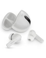 Ein Paar weiße kabellose Kopfhörer mit einer passenden Ladebox, die ein kleines digitales Display zur Anzeige des Batteriezustands besitzt.