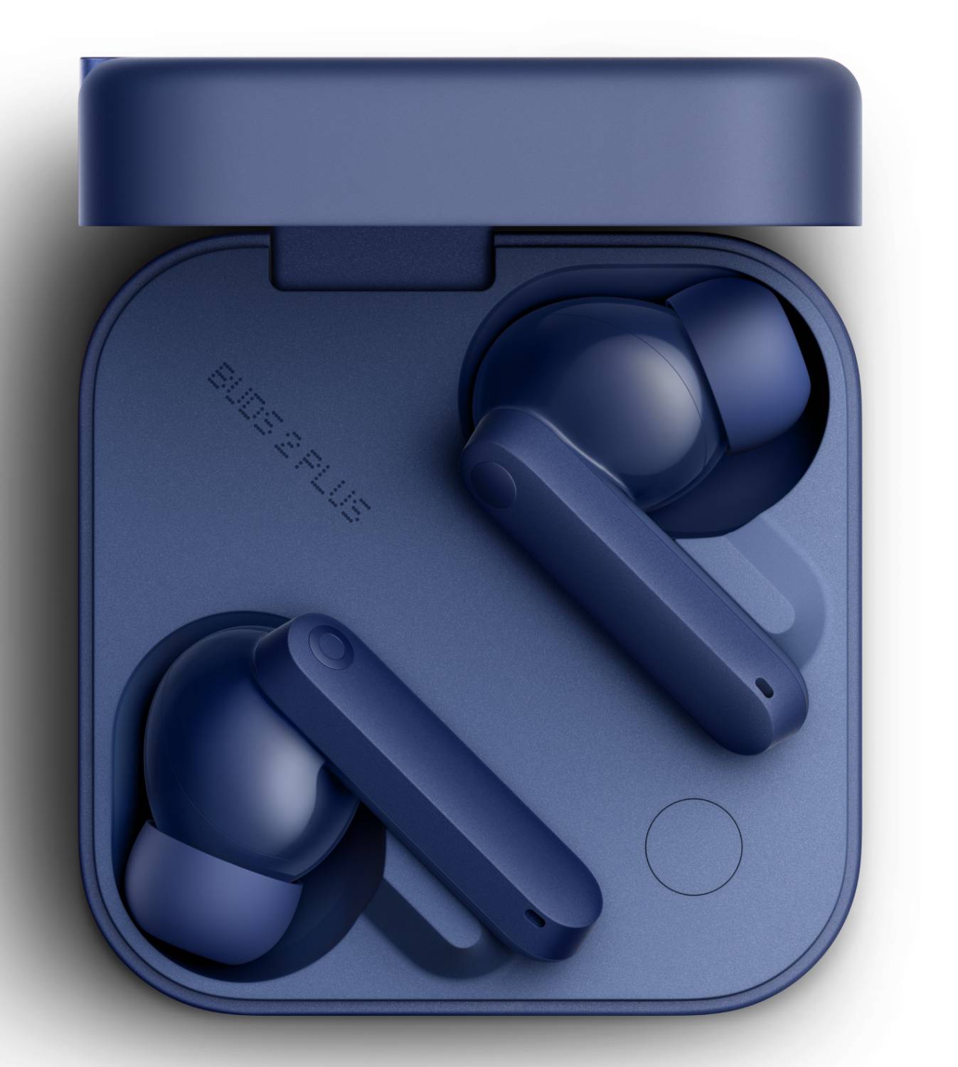 Ein Paar marineblauer drahtloser Kopfhörer, diagonal in einem geöffneten Ladeetui platziert, mit dem Text 
