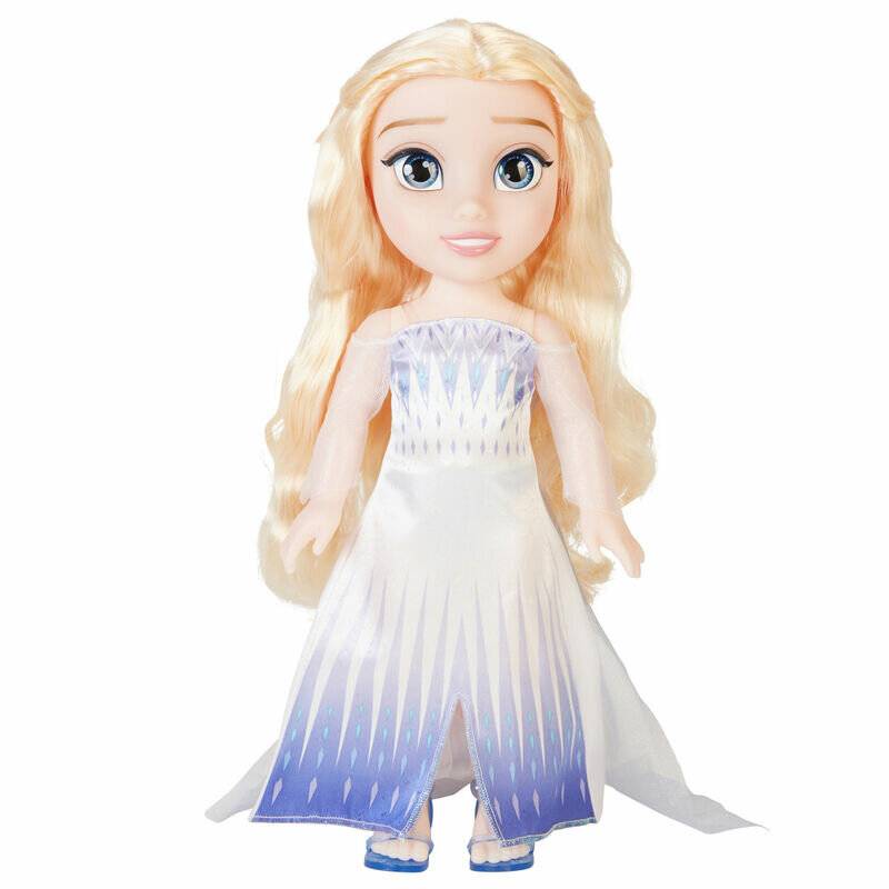 Eine Puppe, die ein blaues und weißes Kleid trägt, mit langen blonden Haaren. Ihr Gesichtsausdruck ist neutral, und sie steht vor einem einfarbigen Hintergrund.