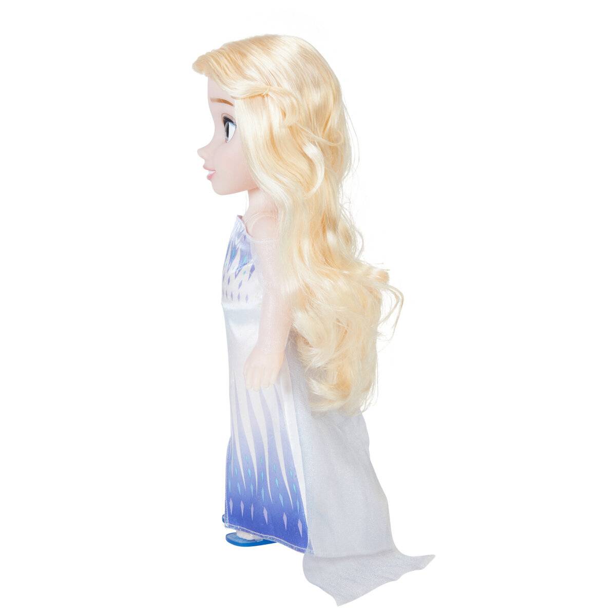 Eine Puppe mit langen blonden Haaren, die ein blaues und weißes Kleid trägt und in einer Seitenprofilansicht steht.
