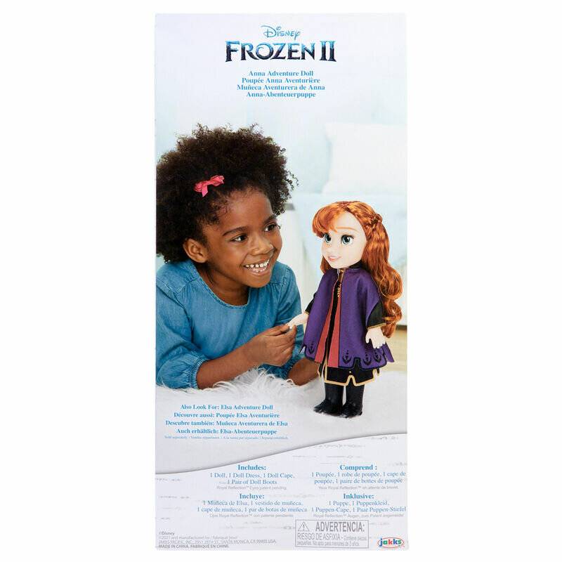 Ein Kind lächelt, während es mit einer Puppe spielt, die als Figur aus Disneys 'Die Eiskönigin 2' verkleidet ist und damit spielerische Fantasie und Spaß betont.