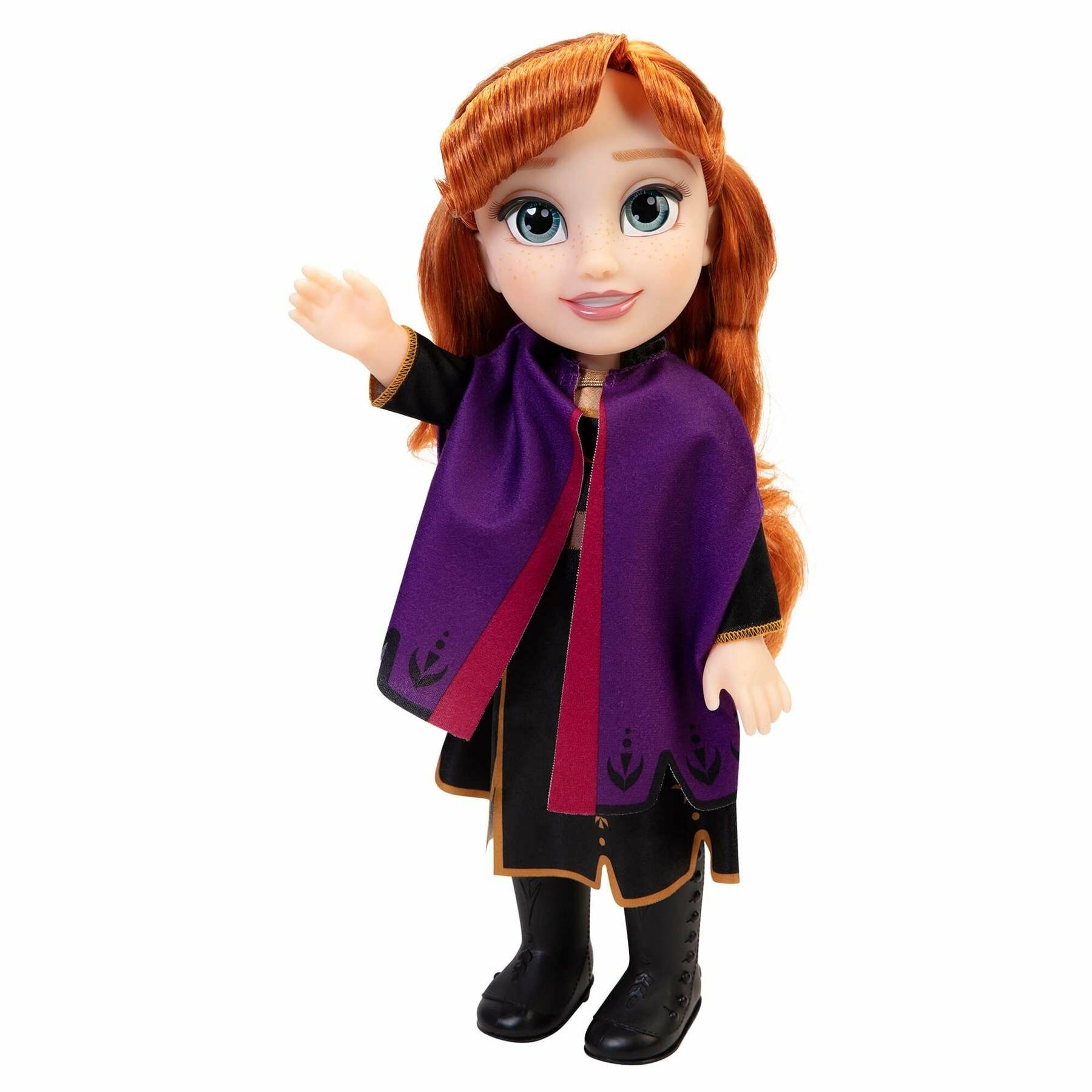 Eine Puppe mit langen roten Haaren, die einen lila Umhang und schwarze Stiefel trägt, steht und winkt.