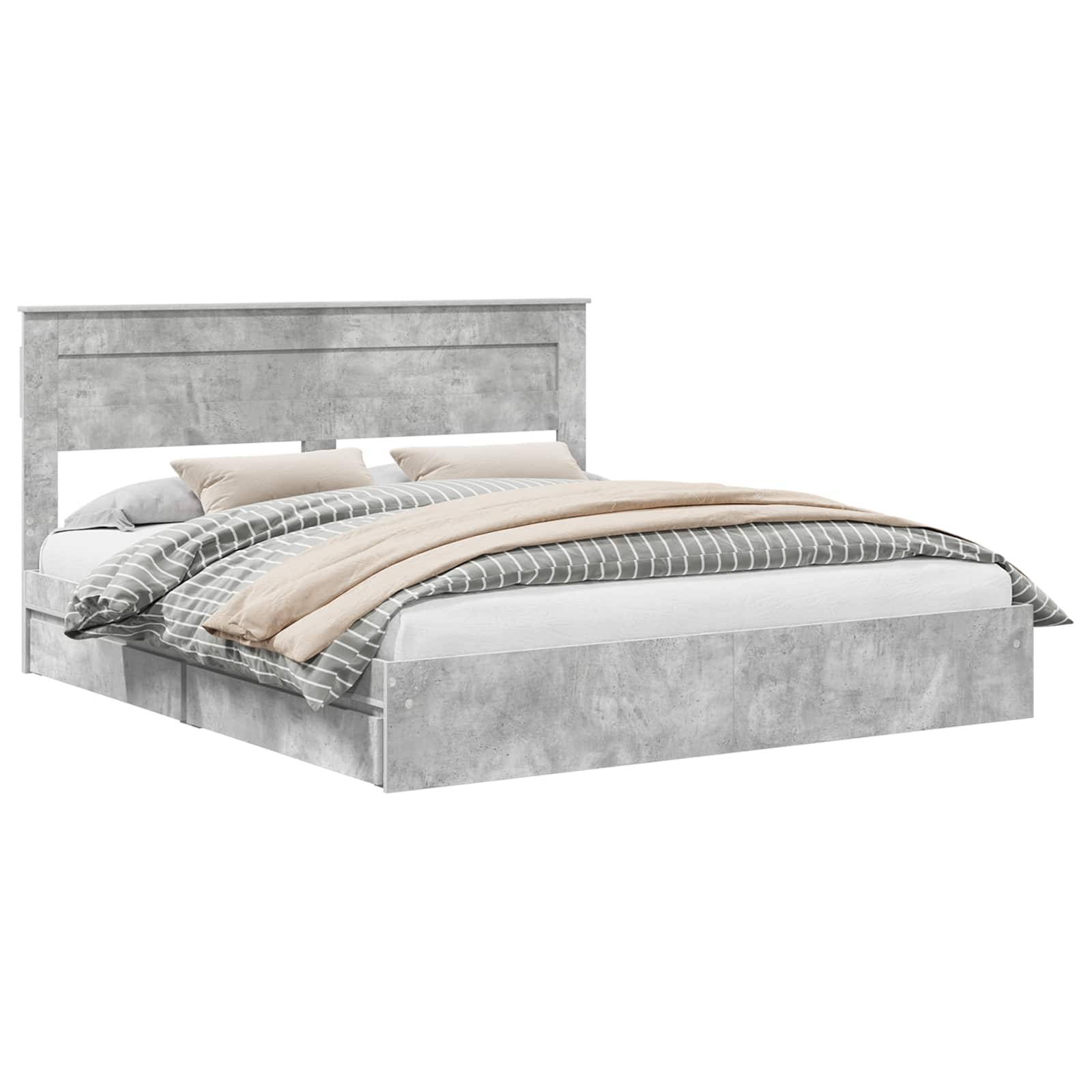 Ein modernes Plattformbett mit grauer Holzoptik, das ein hohes Kopfteil aufweist. Es ist ordentlich mit gestreiften Kissen und einer beigen Bettdecke arrangiert.