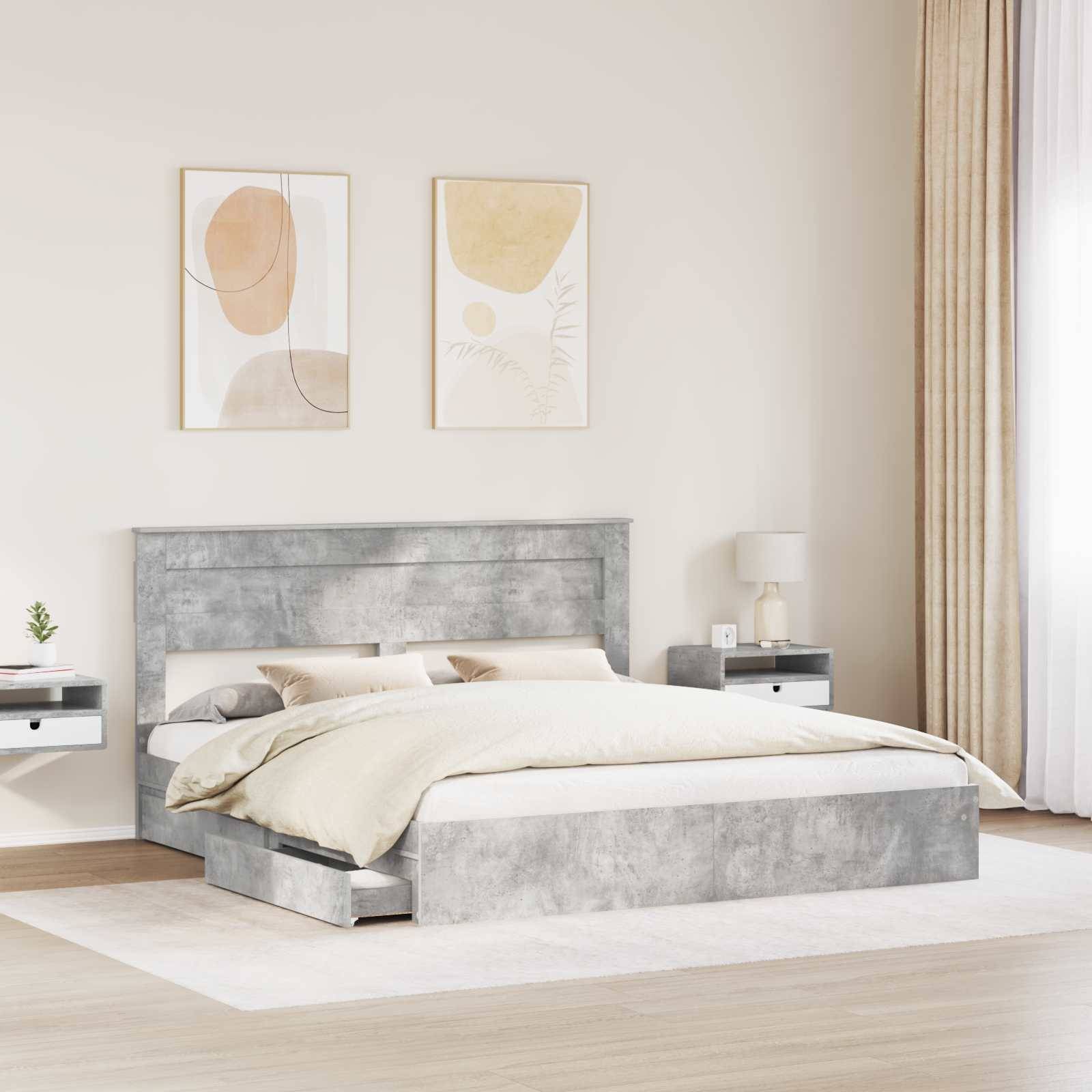 Ein modernes Schlafzimmer mit einem Bettrahmenstil aus Beton, beigefarbener Bettwäsche und zwei Nachttischen. Abstrakte Kunst hängt über dem Bett. Natürliches Licht strömt durch einen Vorhang herein.