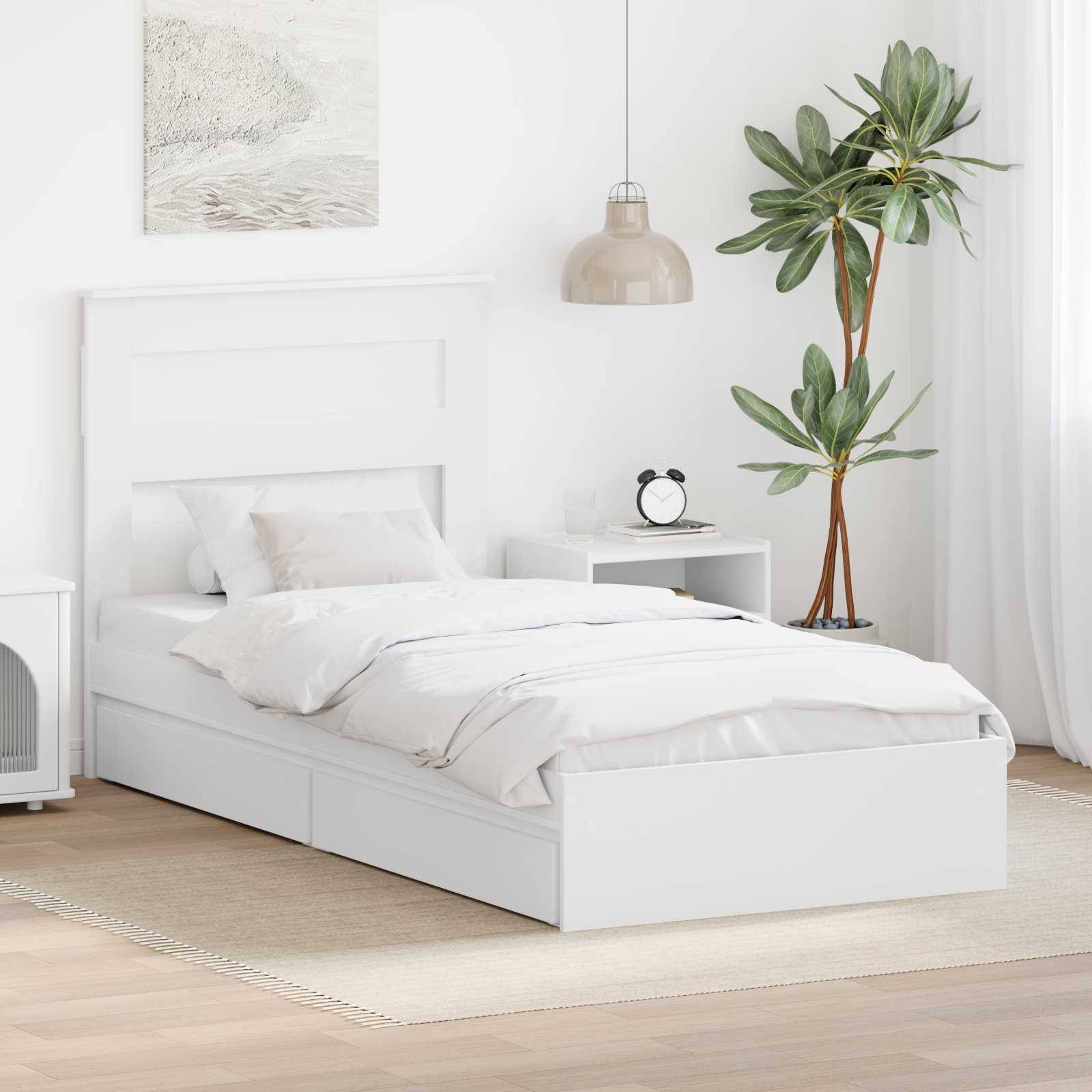 Ein modernes Schlafzimmer mit einem weißen Bett, passendem Nachttisch, einer Topfpflanze und einer beigen Hängelampe, die eine saubere und ruhige Atmosphäre schafft.
