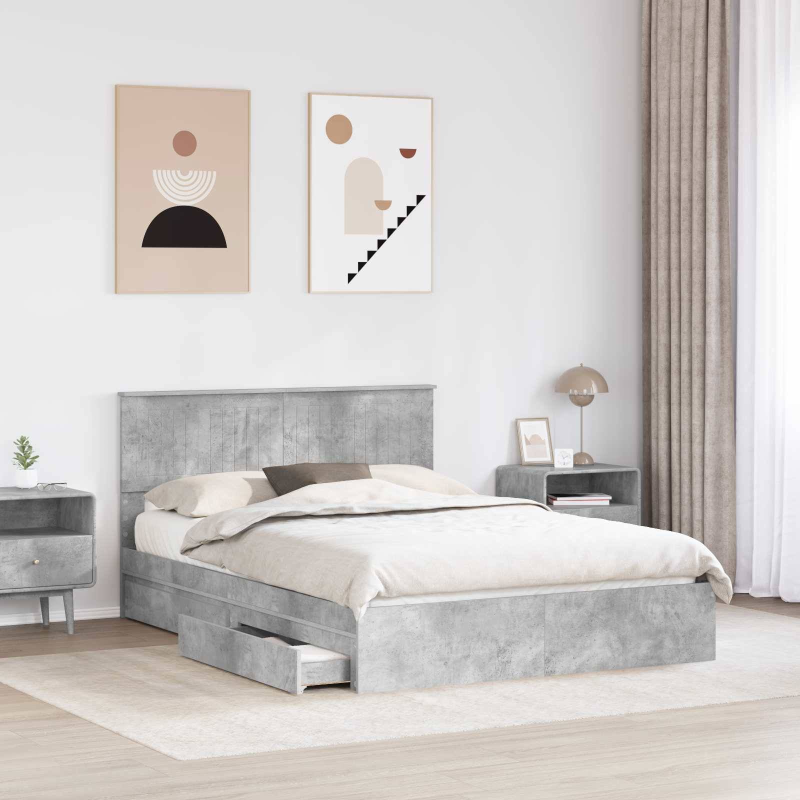 Ein modernes Schlafzimmer zeigt ein graues Bett mit Schubladen zur Aufbewahrung, einen Nachttisch mit einer Lampe und einer Pflanze sowie abstrakte Kunst an den weißen Wänden.
