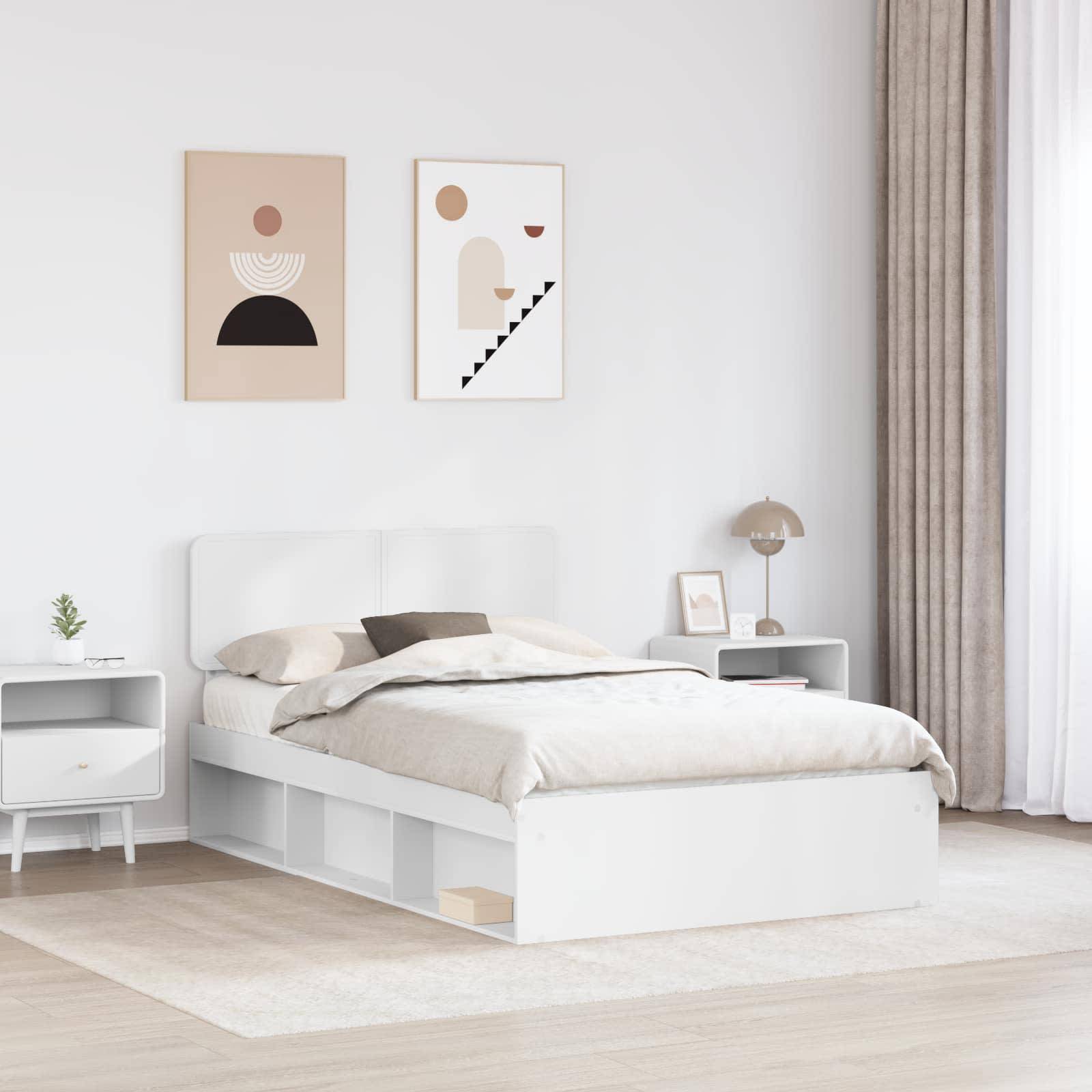 Modernes Schlafzimmer mit einem weißen Bett, beigefarbener Bettwäsche, zwei abstrakten Kunstwerken an der Wand, einem Nachttisch und einer Lampe, die einen minimalistischen Stil schaffen.