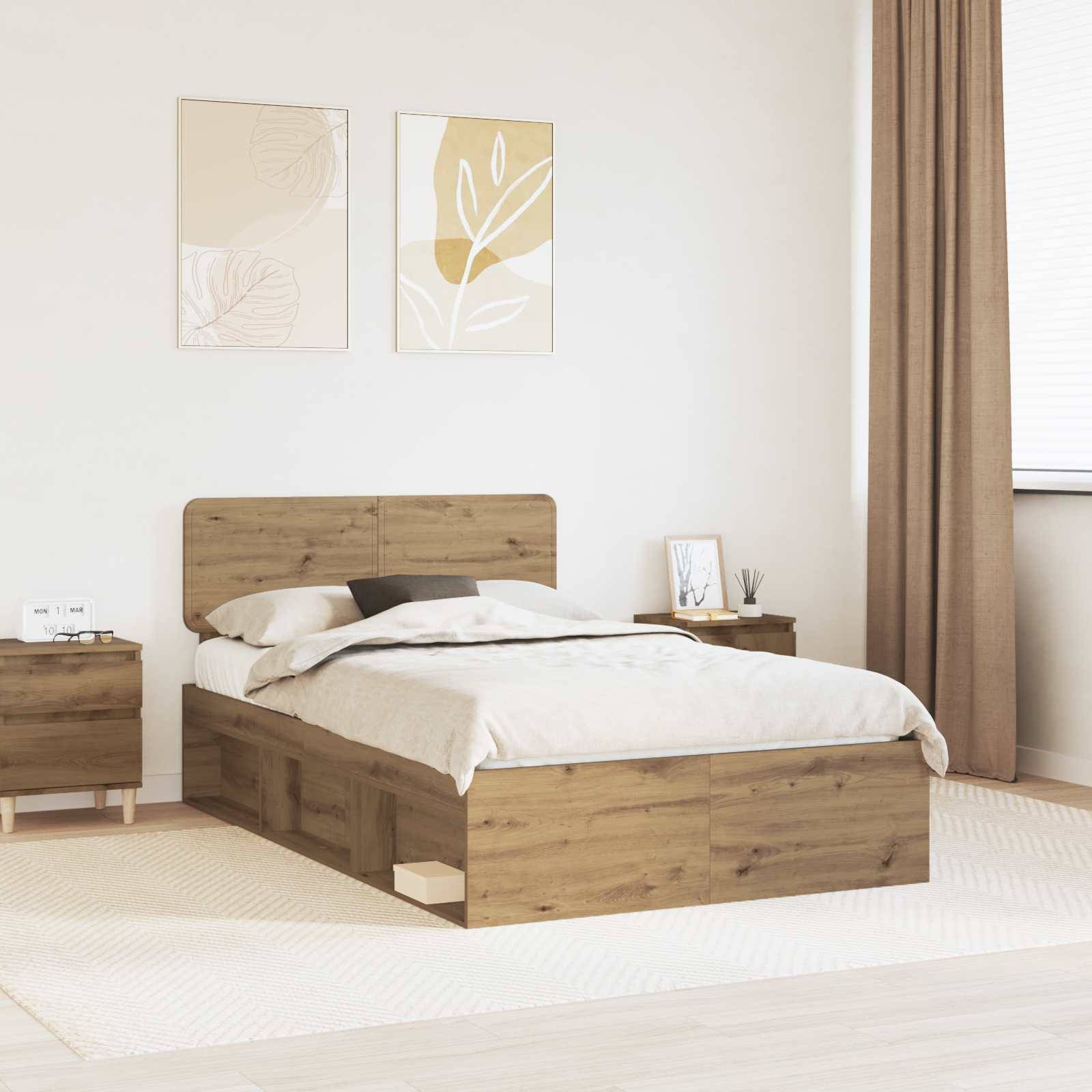 Ein minimalistisches Schlafzimmer mit einem Holzbettgestell, einem Nachttisch und neutraler Dekoration. Sonnenlicht filtert durch ein großes Fenster mit beigen Vorhängen.