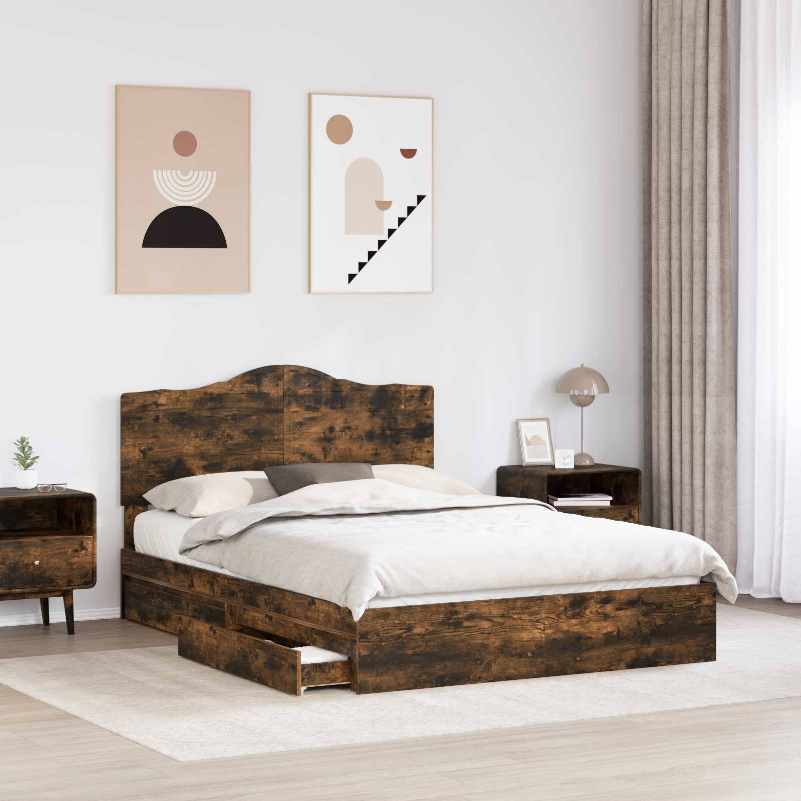 Ein gemütliches Schlafzimmer mit einem rustikalen Holzbett, zwei abstrakten Kunstwerken an der Wand, einem Nachttisch mit einer Lampe und einem vorhangbedeckten Fenster.