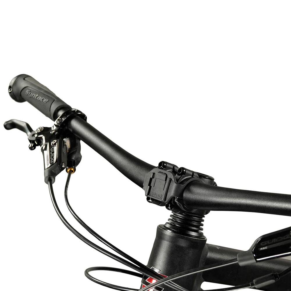Nahaufnahme eines Fahrradlenkrads mit Shimano-Schalthebeln und Bremshebeln, die detaillierte Kabelverbindungen und Griffbezüge zeigt.
