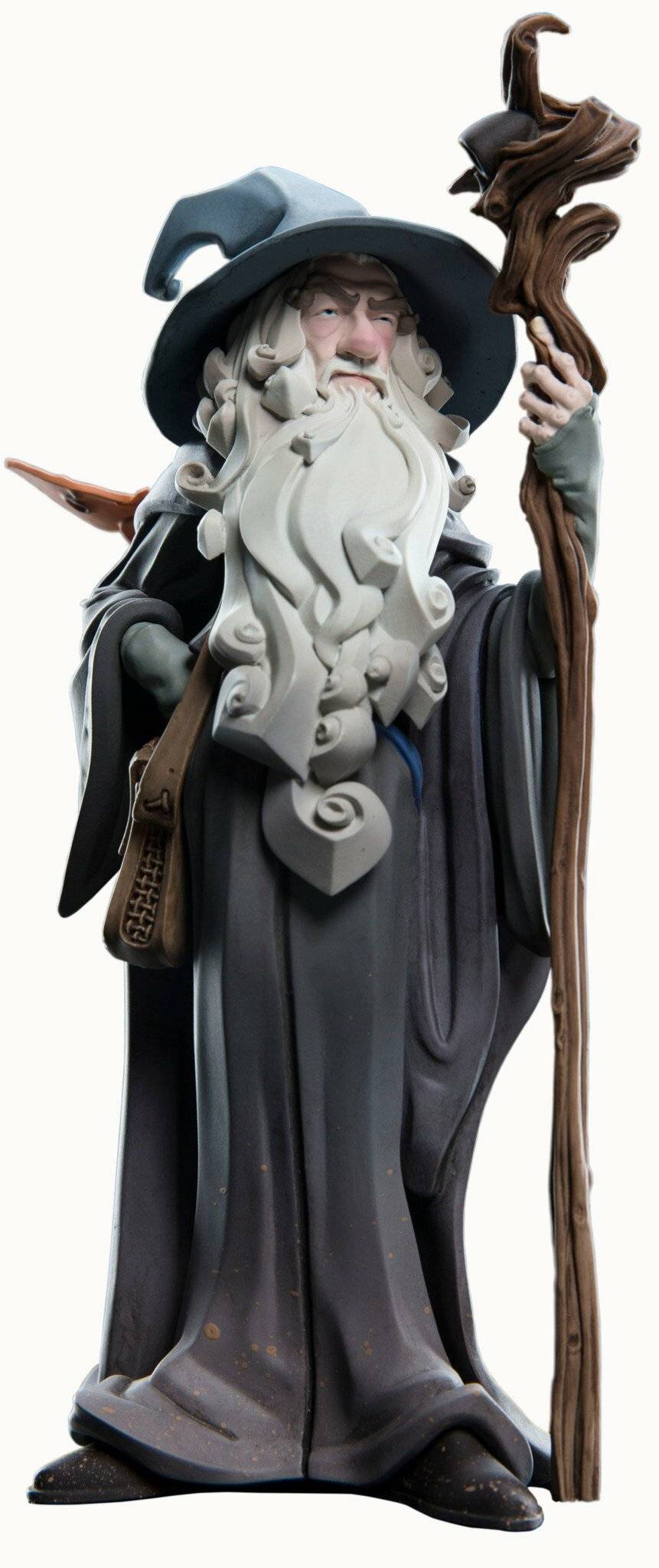 Eine Statue eines Zauberers mit wallenden Roben, der einen Stab und ein ledergebundenes Buch hält und dabei einen mystischen und weisen Eindruck vermittelt.