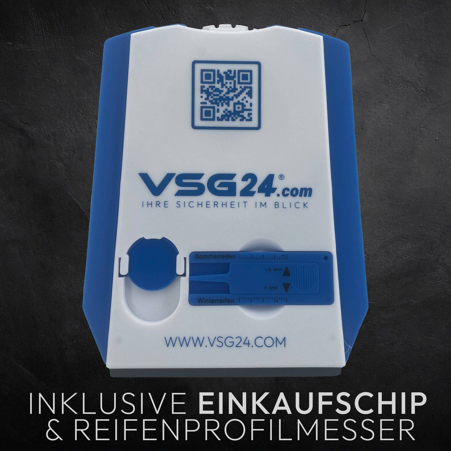 Eine mit 'VSG24.com' markierte Vorrichtung mit einem QR-Code, einem Einkaufswagenchip-Schlitz und einem Reifenprofiltiefenmesser, vor einem dunklen Hintergrund.