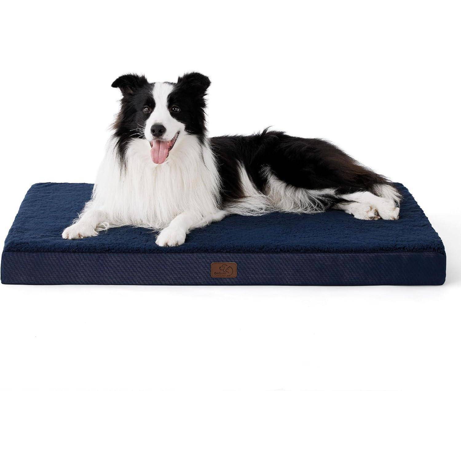 Ein Hund liegt auf einem marineblau-farbenen orthopädischen Hundebett mit einem glücklichen Gesichtsausdruck und zeigt damit die Bequemlichkeit und Größeneignung des Bettes für große Hunde.
