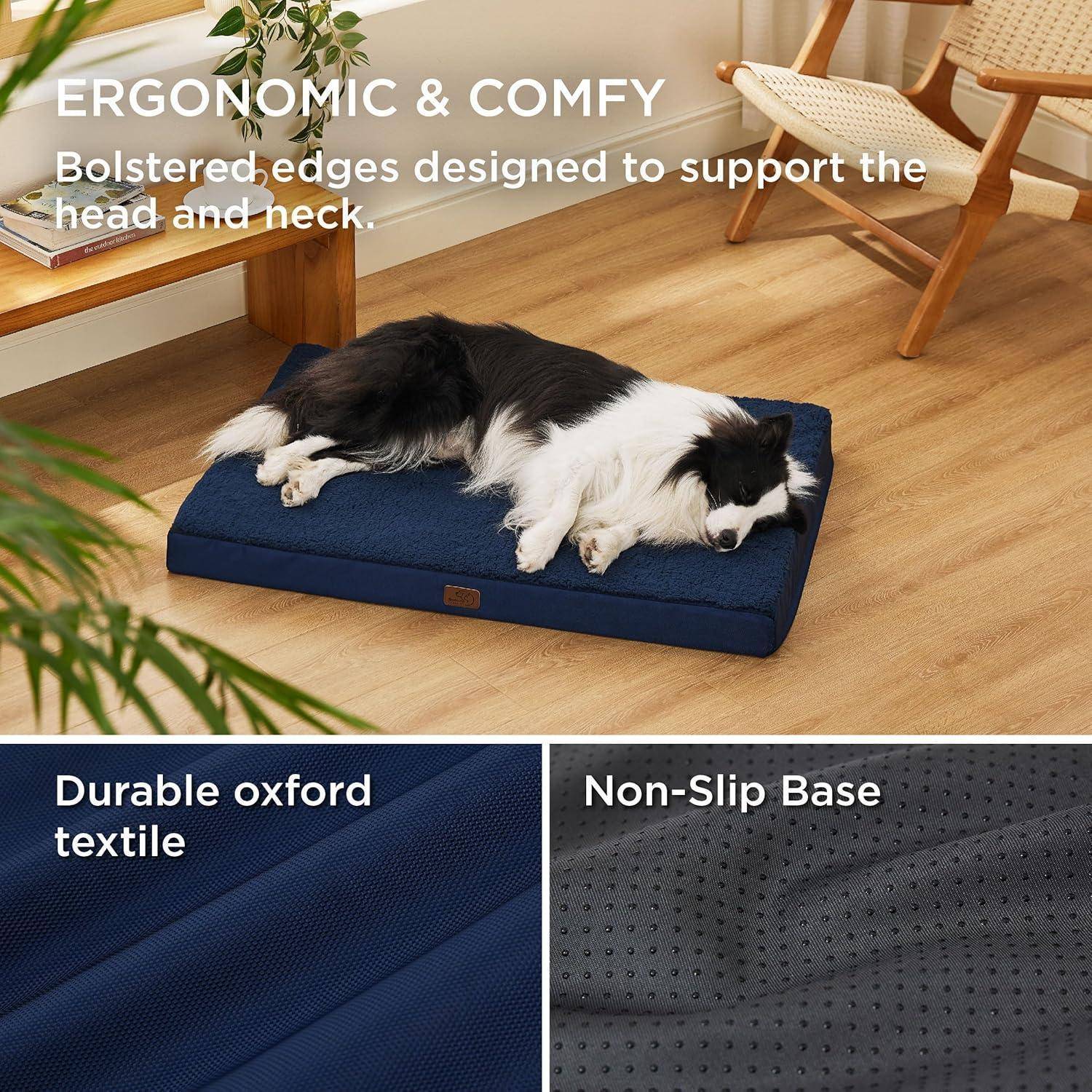 Ein Hund ruht auf einem blauen Tierbett in einem gemütlichen Raum. Der Text hebt die ergonomischen und komfortablen Eigenschaften hervor, darunter verstärkte Kanten, strapazierfähiger Stoff und eine rutschfeste Unterseite.