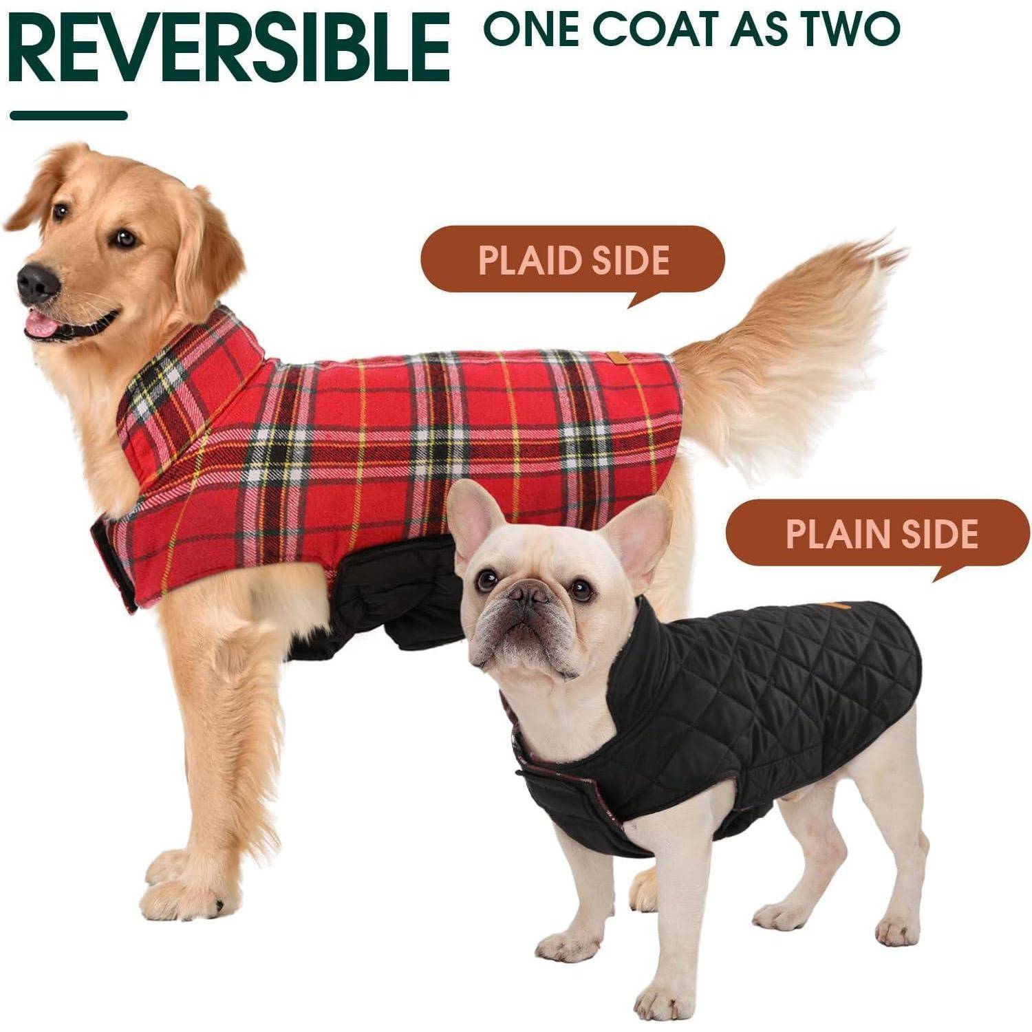 Ein Golden Retriever trägt einen Mantel mit Karomuster und ein Bulldogge trägt einen einfarbig schwarzen Mantel. Text lautet: ‚Wendbare Jacke - Zwei Looks in Einem