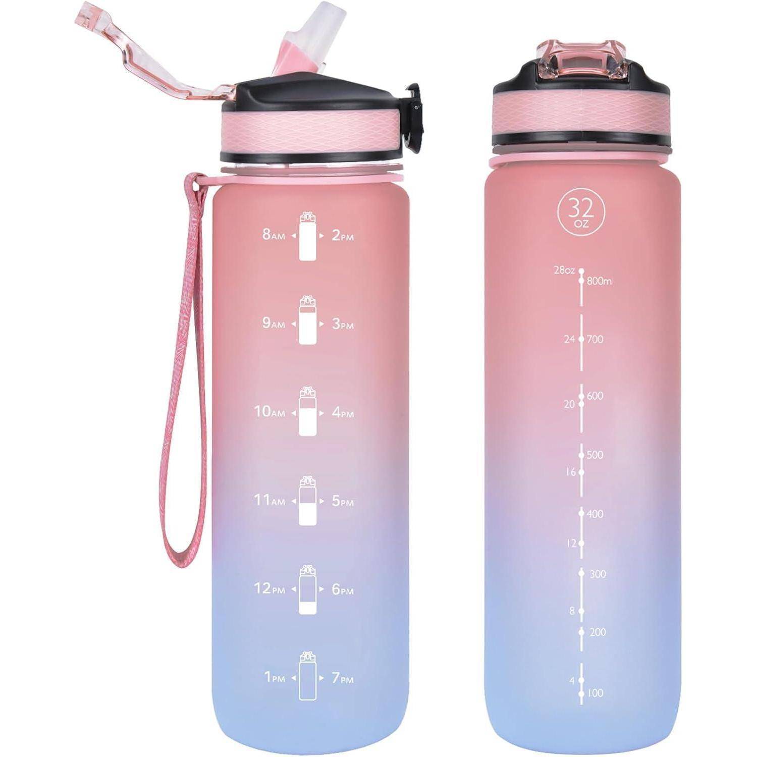 Zwei rosa und blaue Farbverlauf-Wasserflasche mit markierten Unzen und Millilitern. Eine Flasche hat Illustrationen für Trinkziele von 8 Uhr bis 12 Uhr.