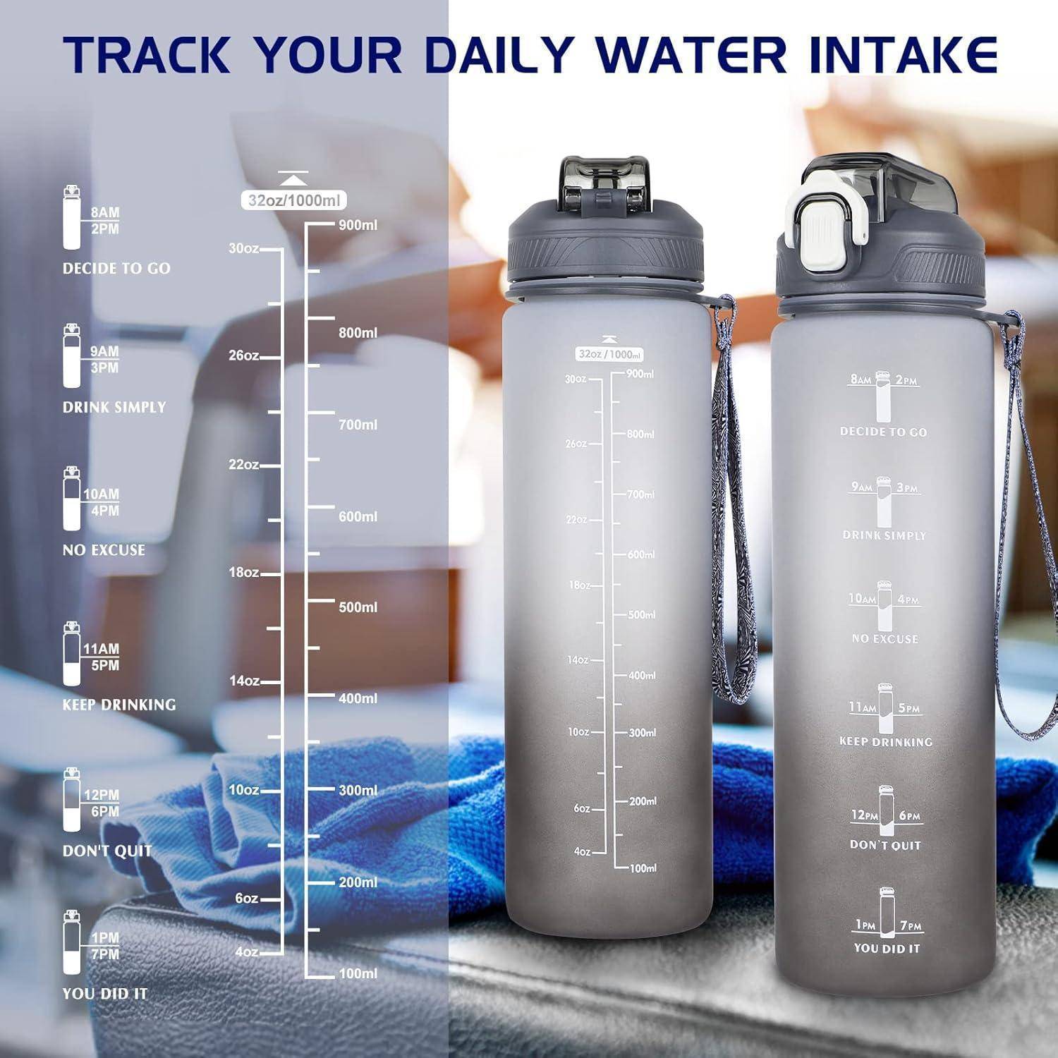 Zwei Wasserflaschen mit markierten Zeitangaben und motivierenden Sprüchen, um die tägliche Wasseraufnahme zu fördern, vor einem unscharfen Hintergrund.