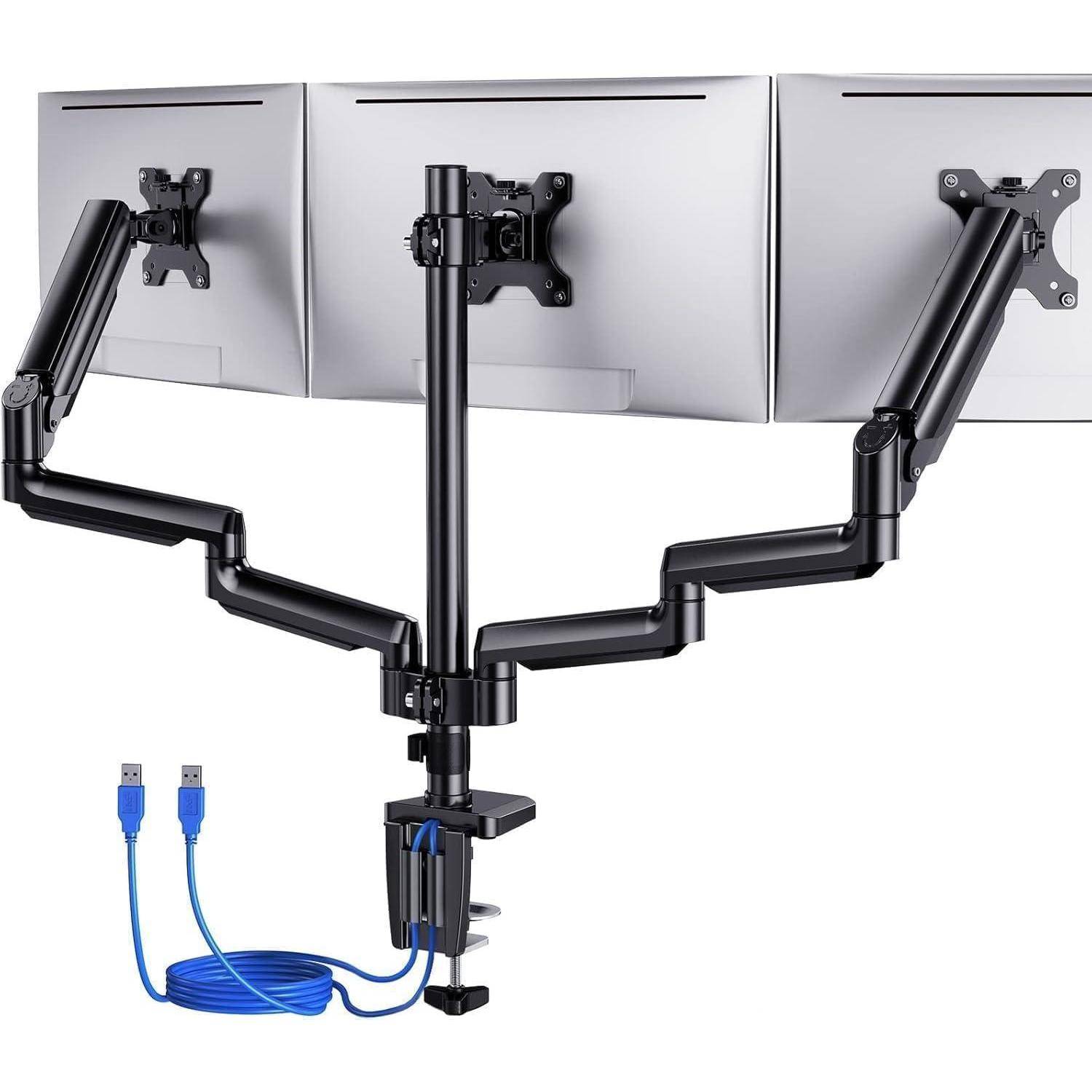 Dreifacher Monitorständer mit verstellbaren Armen und zentraler Halterungsstange, der drei Bildschirme in horizontaler Anordnung unterstützt. Blaues USB-Kabel im Lieferumfang enthalten.