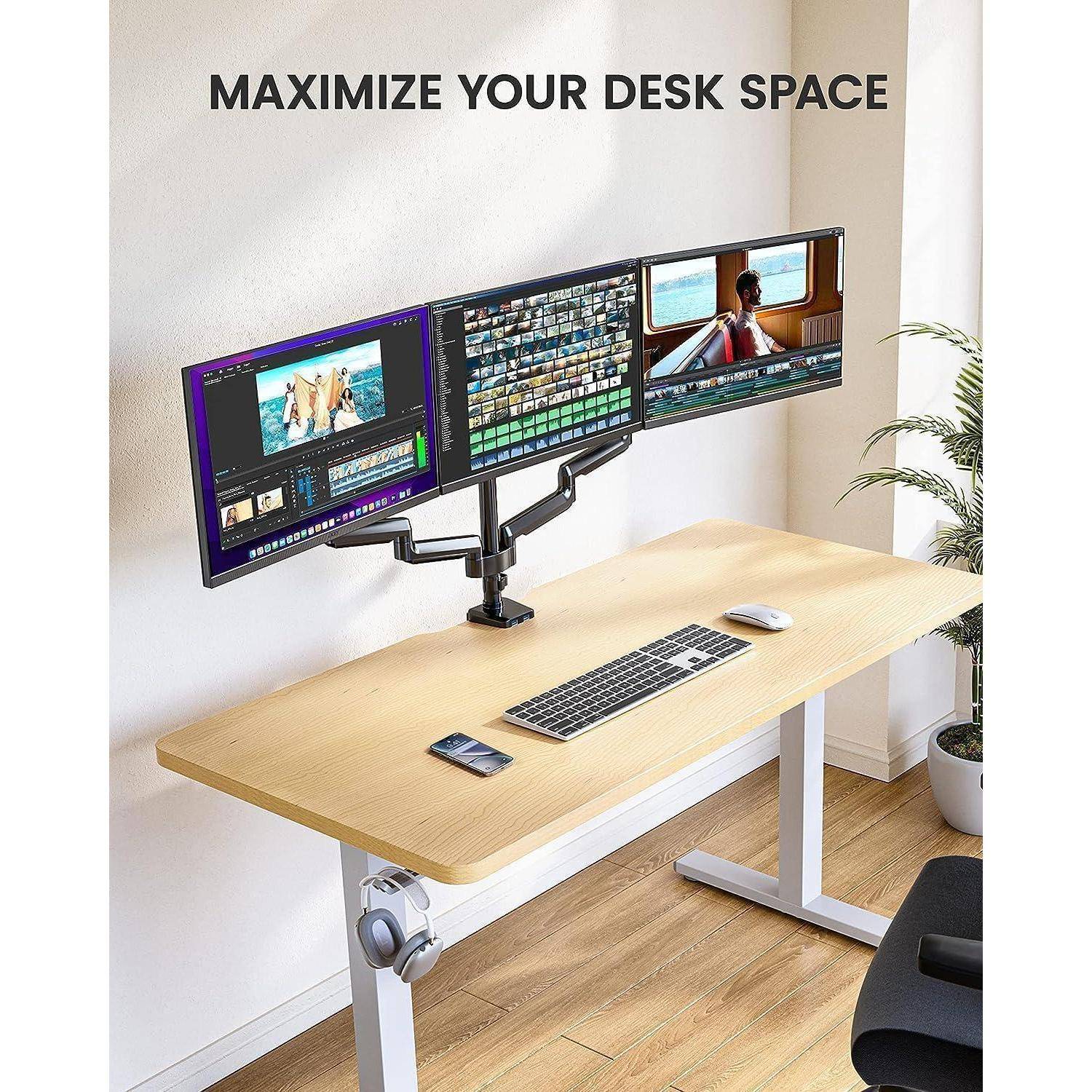 Drei Monitore auf einem Ständer über einem Holzschreibtisch mit Tastatur, Maus, Telefon und Pflanze. Text lautet 'Maximieren Sie Ihren Schreibtischplatz'.