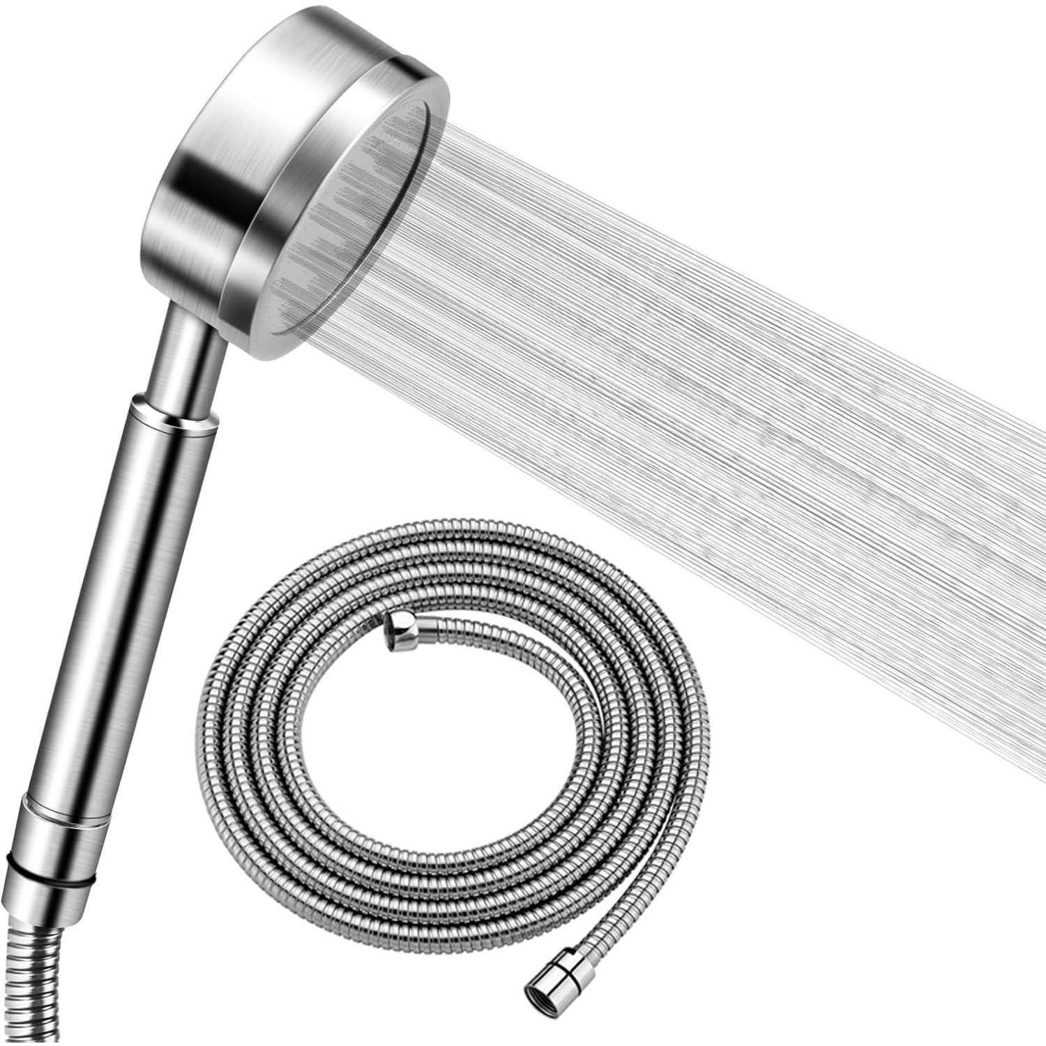 Ein silberner Handbrausen ist zu sehen, der einen langen, flexiblen Metallschlauch besitzt. Wasser strömt aus dem Brausen und veranschaulicht dessen Funktion.
