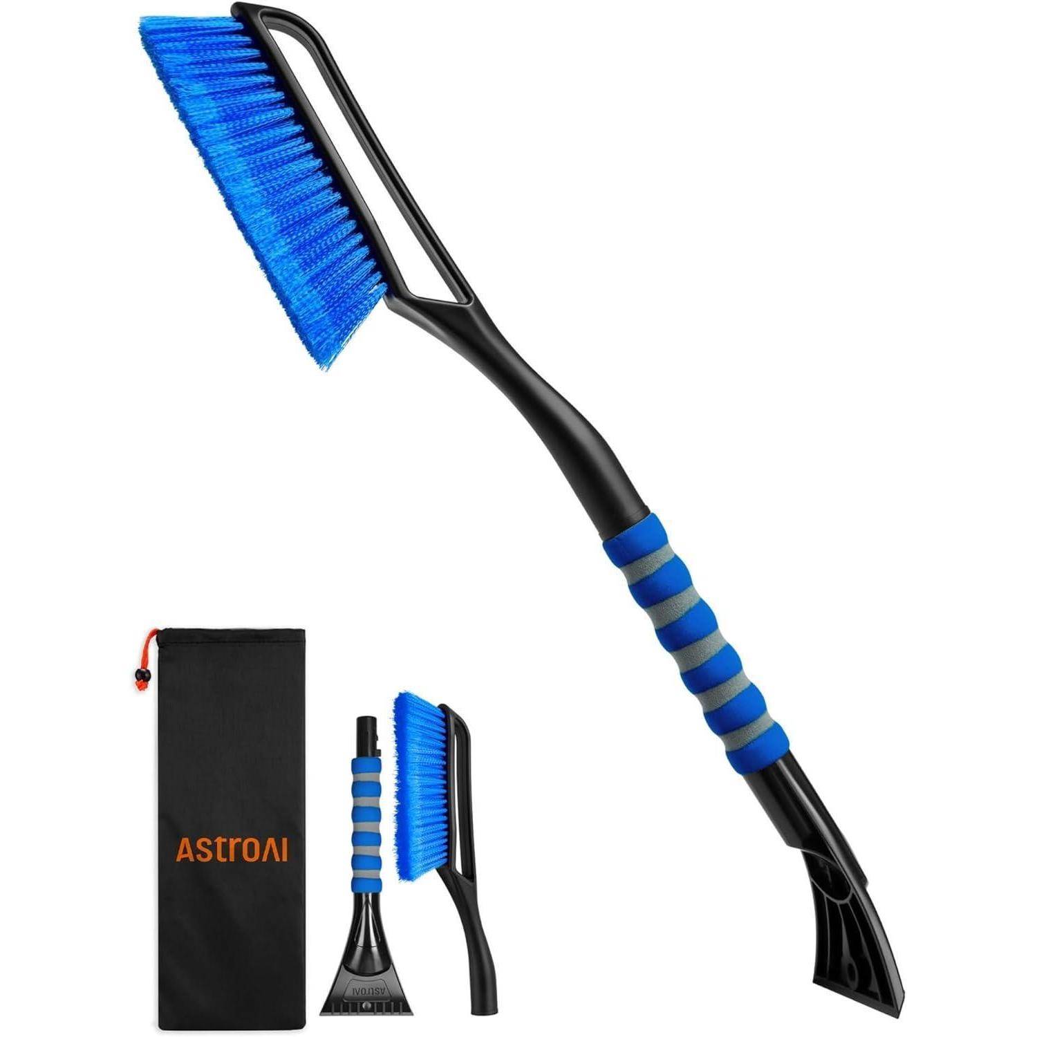 Blauer und schwarzer tragbarer Schneebesen mit Eiskratzer, ausgestattet mit einem bequemen blauen Schaumgriff. Inklusive einer Tragetasche mit dem 'AstroAI' Logo.