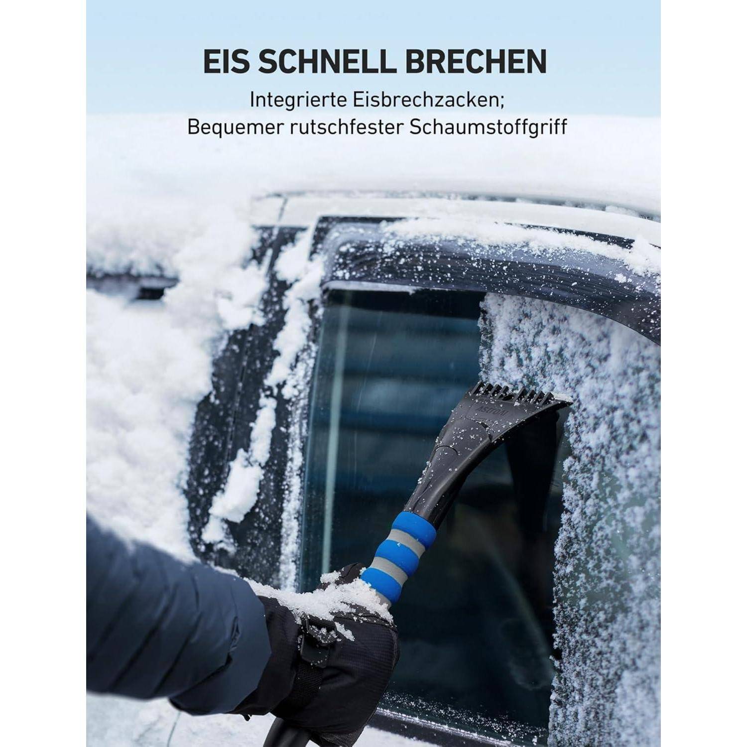 Eine Person verwendet einen blau-schwarzen Eiskratzer auf einem schneebedeckten Auto, mit dem Text 'Eis schnell brechen' darüber.