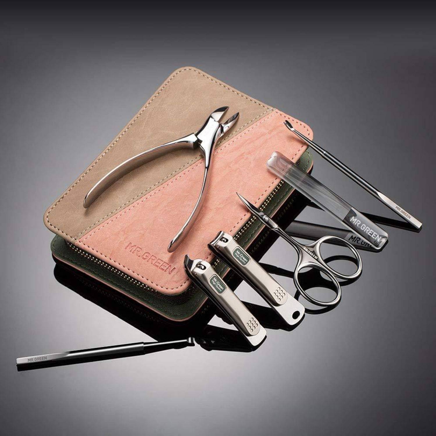 Eine Nagelpflegeset, das auf einer reflektierenden Oberfläche ausgelegt ist, umfasst Nagelknipser, Schere, Pinzette, einen Nagelhautschieber und eine Nagelfeile, neben einem Lederetui.