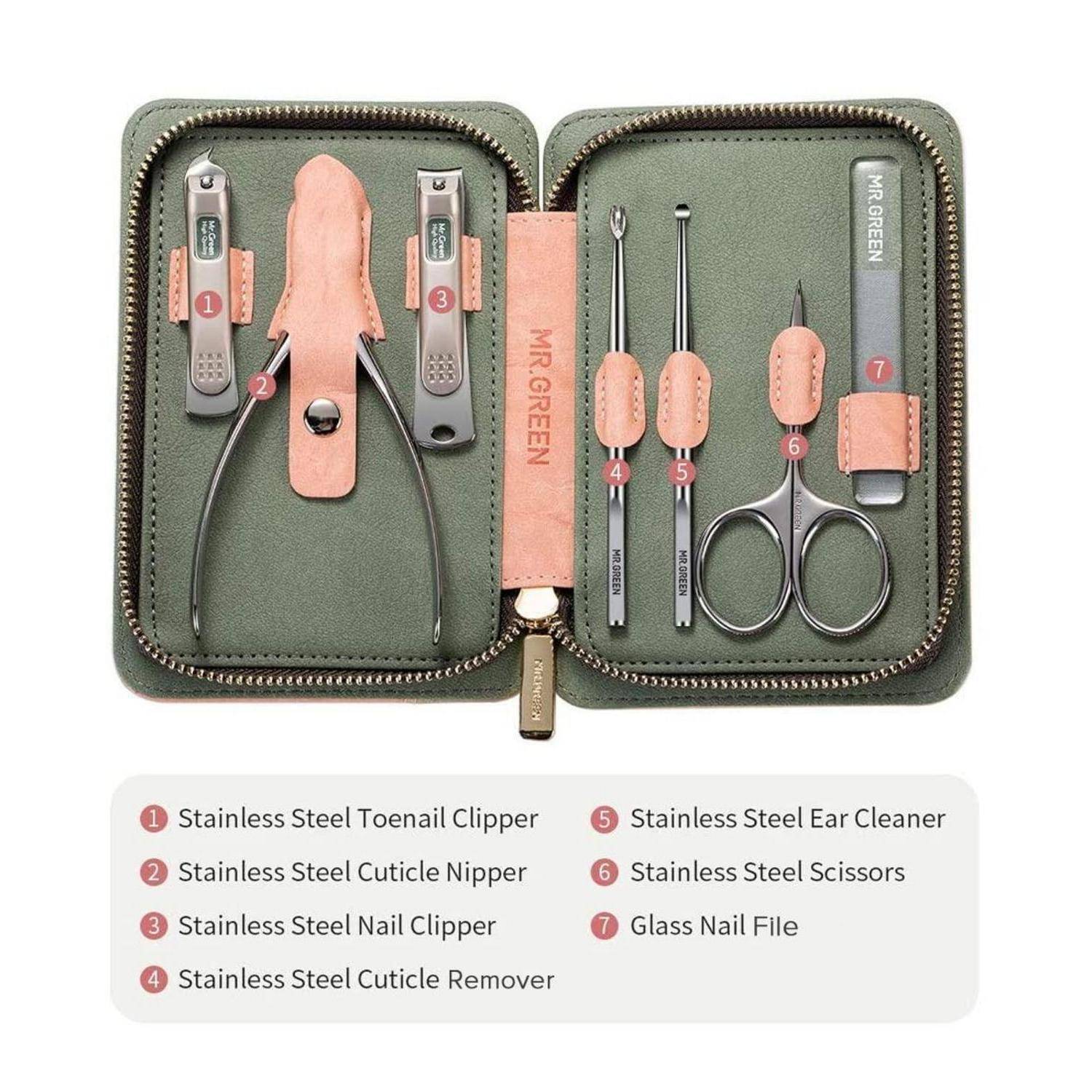 Ein Maniküre-Set in einem grünen Etui, das Edelstahlschneiden, Nagelzangen, einen Nagelhautentferner, einen Ohrenreiniger, eine Schere und eine Glasnagelfeile enthält, wobei jedes Werkzeug mit einer Nummer gekennzeichnet ist.