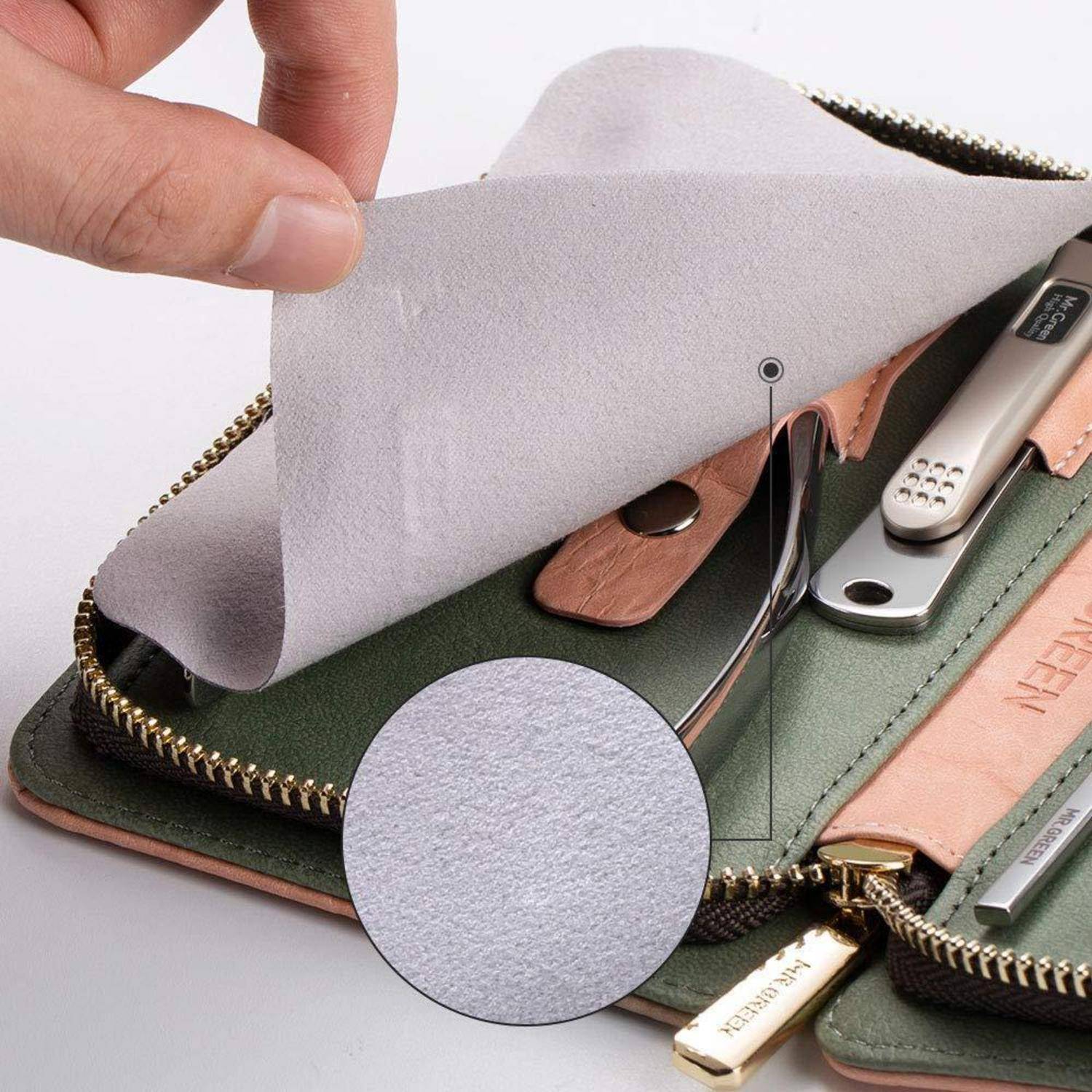 Eine Hand hebt eine Schicht einer Mini-Werkzeugtasche, wobei die Werkzeuge im Inneren sichtbar sind und das Design sowie das weiche Innenmaterial demonstriert werden.