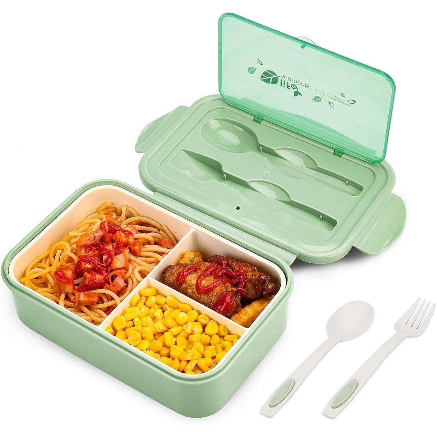 Eine grüne Brotdose mit Fächern, die Spaghetti mit Tomatensauce, Hähnchen und Mais enthalten. Der Deckel beherbergt wiederverwendbares Besteck.